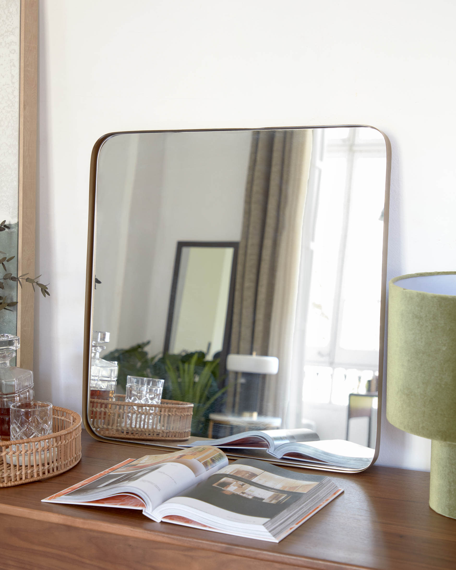 Eleganter Marco Spiegel 60 x 60 cm mit goldfarbenem Metallrahmen von Kave Home, ideal für stilvolle Akzente in jedem Raum.