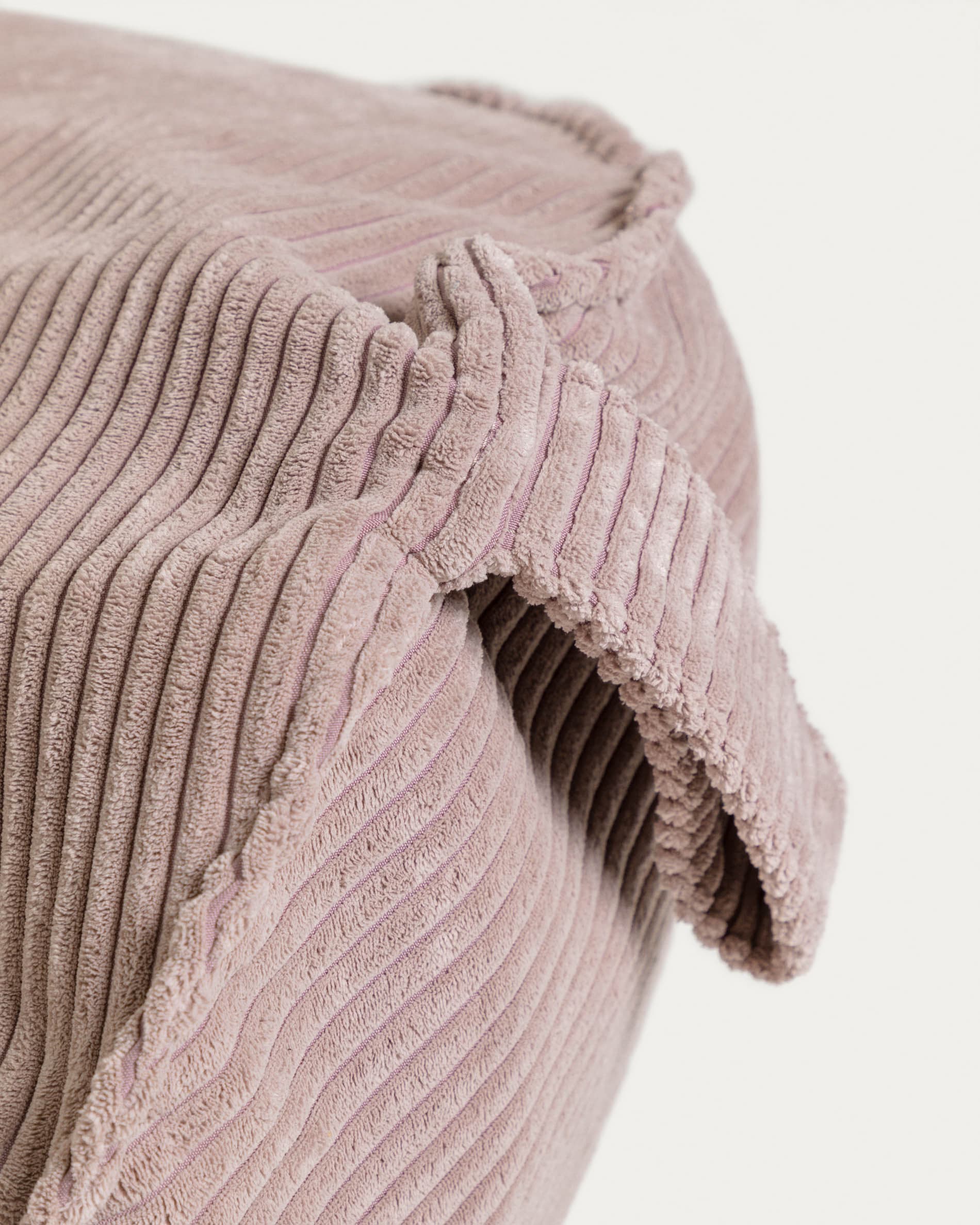 Der Wilma Pouf in sanftem Rosa aus breitem Cordstoff vereint Komfort und Stil und ist die ideale Ergänzung für jedes moderne Zuhause.