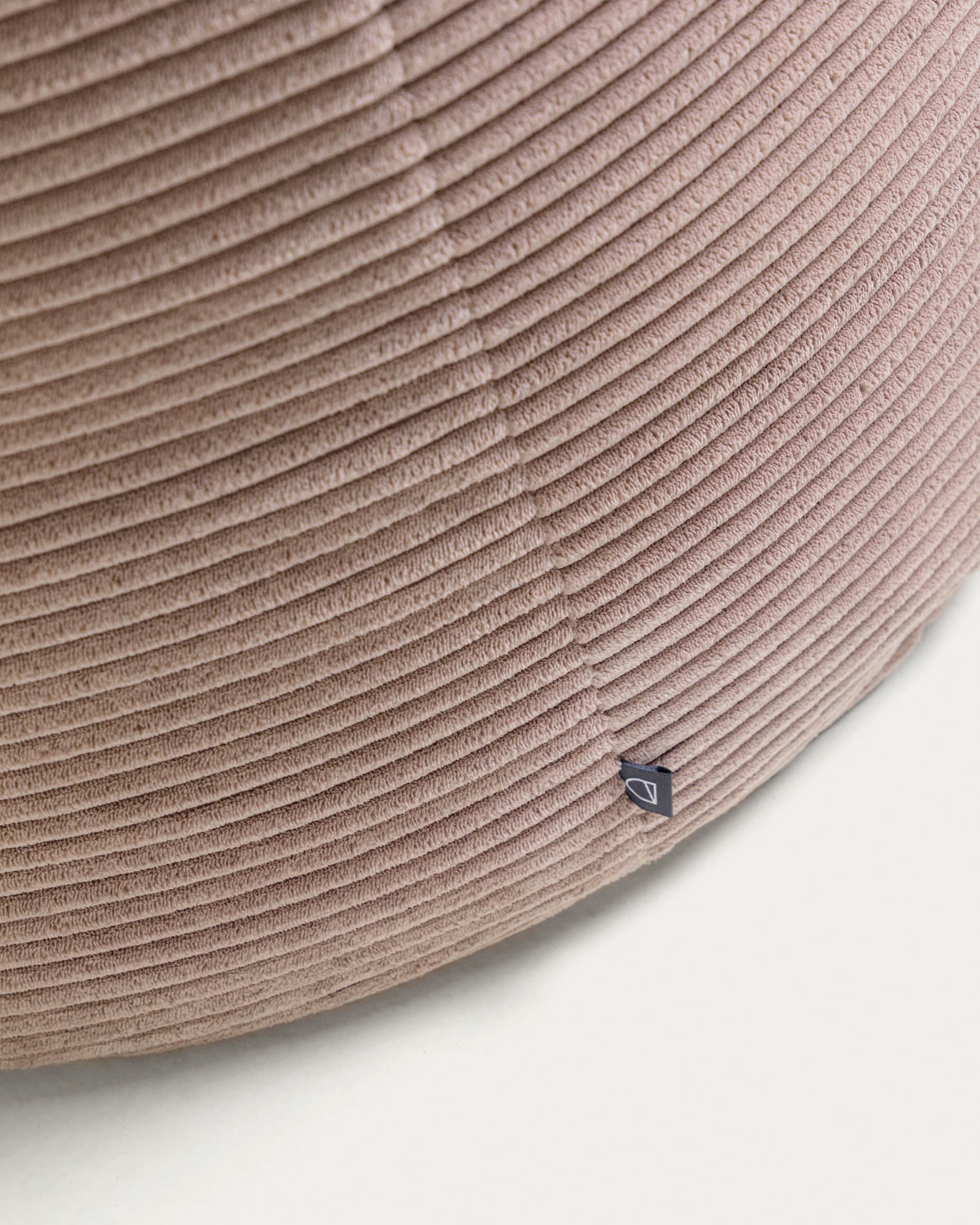 Der Wilma Pouf in zartem Rosa aus hochwertigem Cordstoff bietet eine großzügige Sitzfläche und verleiht jedem Raum eine gemütliche Note.