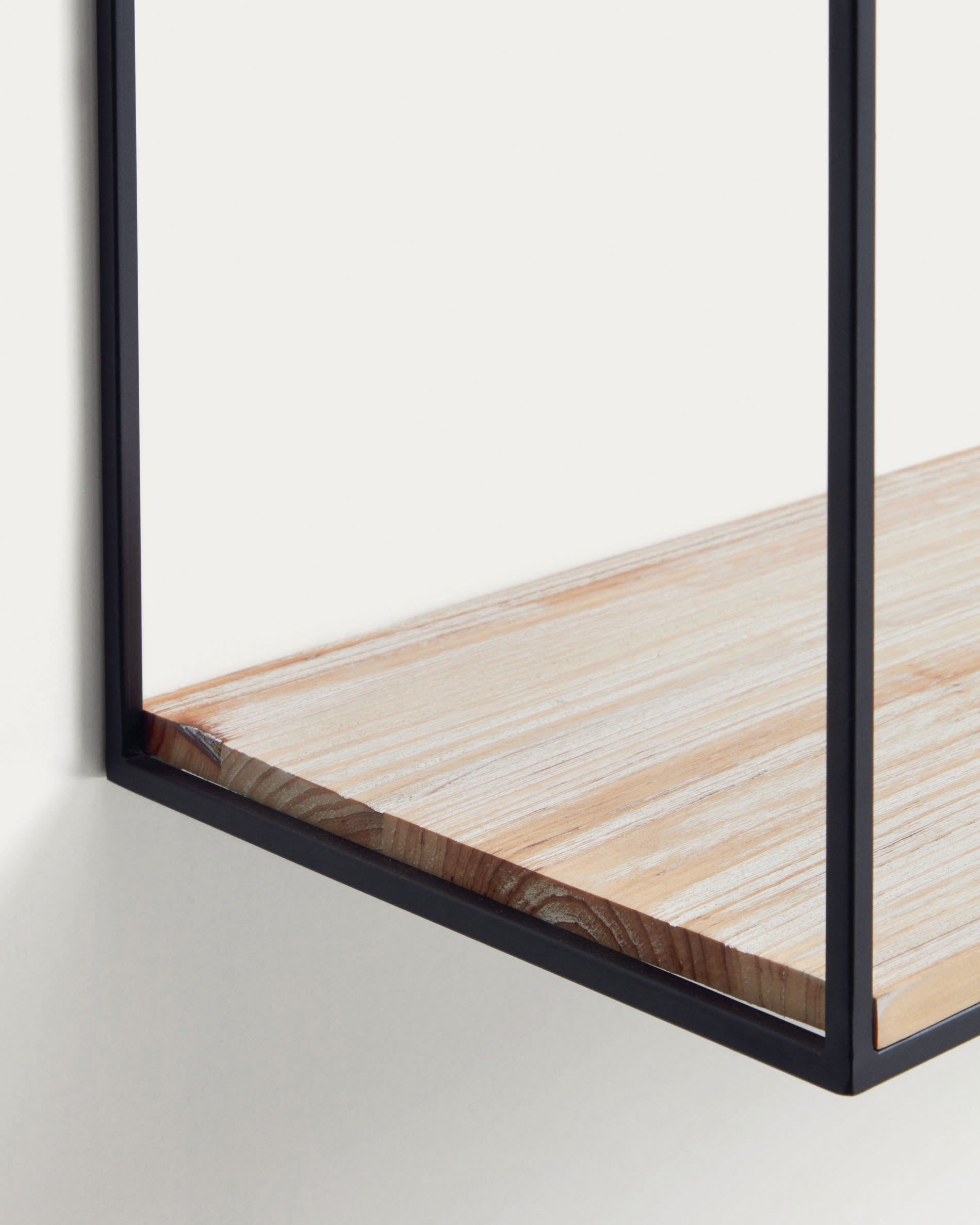 Das Elisha Wandregal 90 x 30 cm von Kave Home vereint industriellen Stil mit Funktionalität und bietet Platz für Ihre Lieblingsstücke.