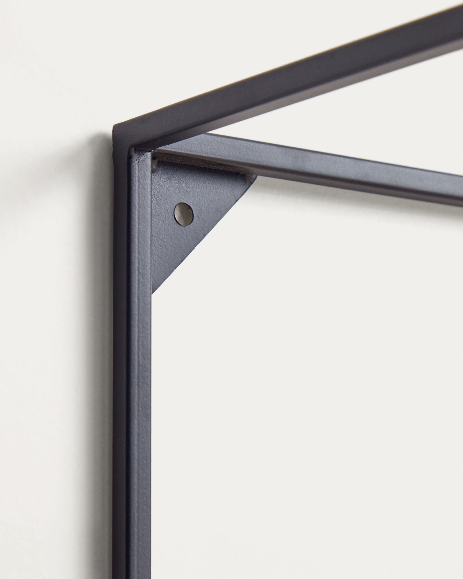 Das Elisha Wandregal 90 x 30 cm von Kave Home kombiniert robustes Mangoholz und Metall für einen modernen Look und vielseitige Nutzung in jedem Raum.