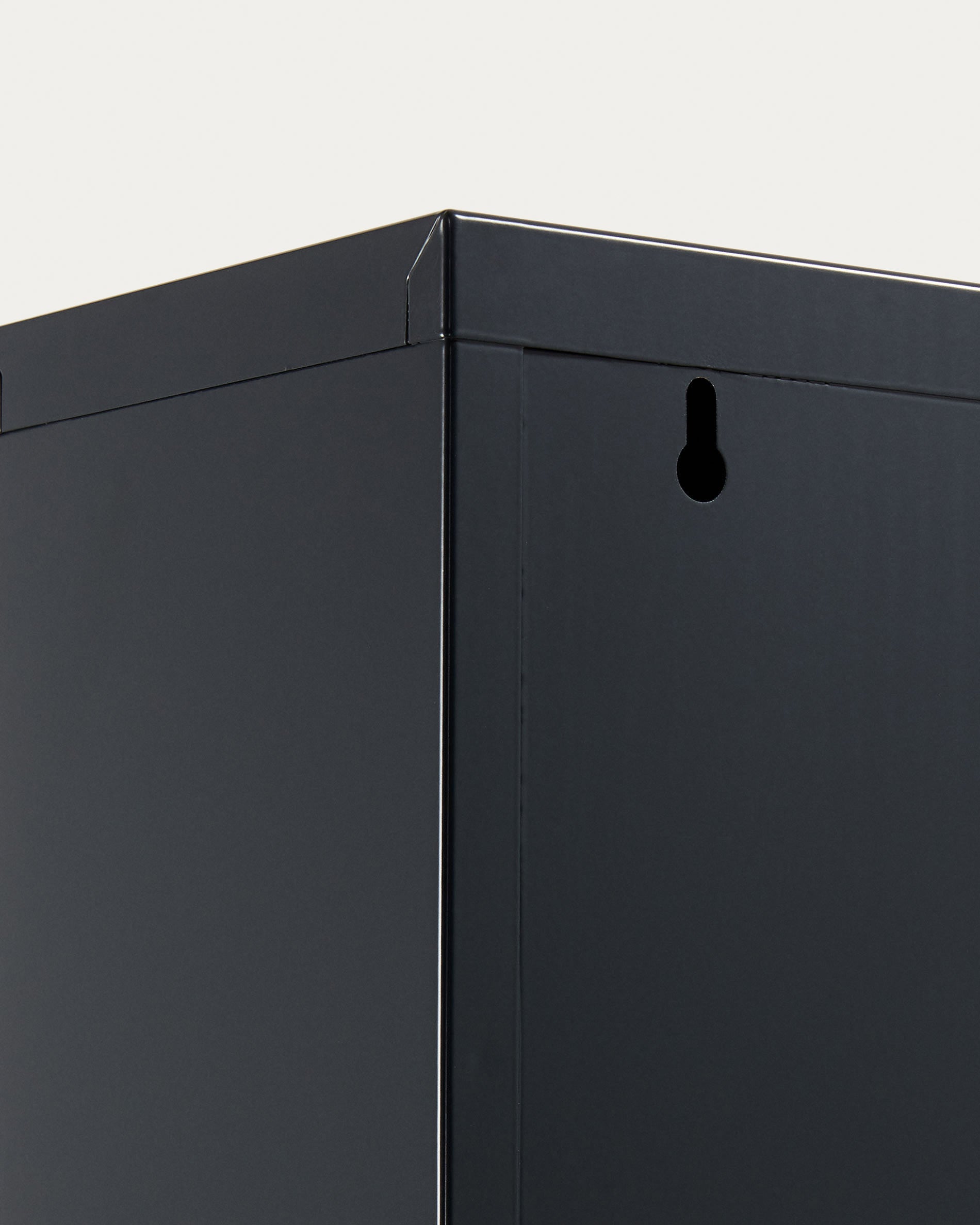 Schuhschrank Ode von Kave Home, 50 x 168,5 cm, 5 Türen in modernem Dunkelgrau. Perfekte Lösung für stilvolle und funktionale Schuhaufbewahrung.