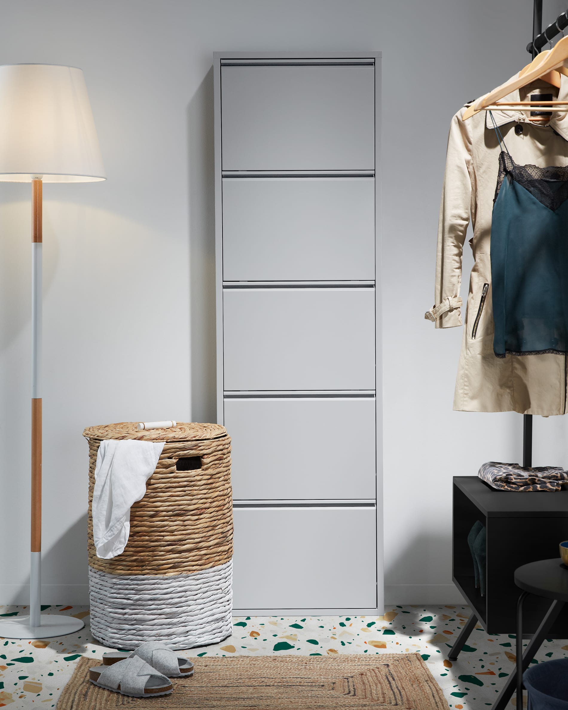 Elegantes graues Schuhregal von Kave Home, 5-türig, 50 x 168,5 cm, ideal für stilvolle und platzsparende Schuhaufbewahrung.