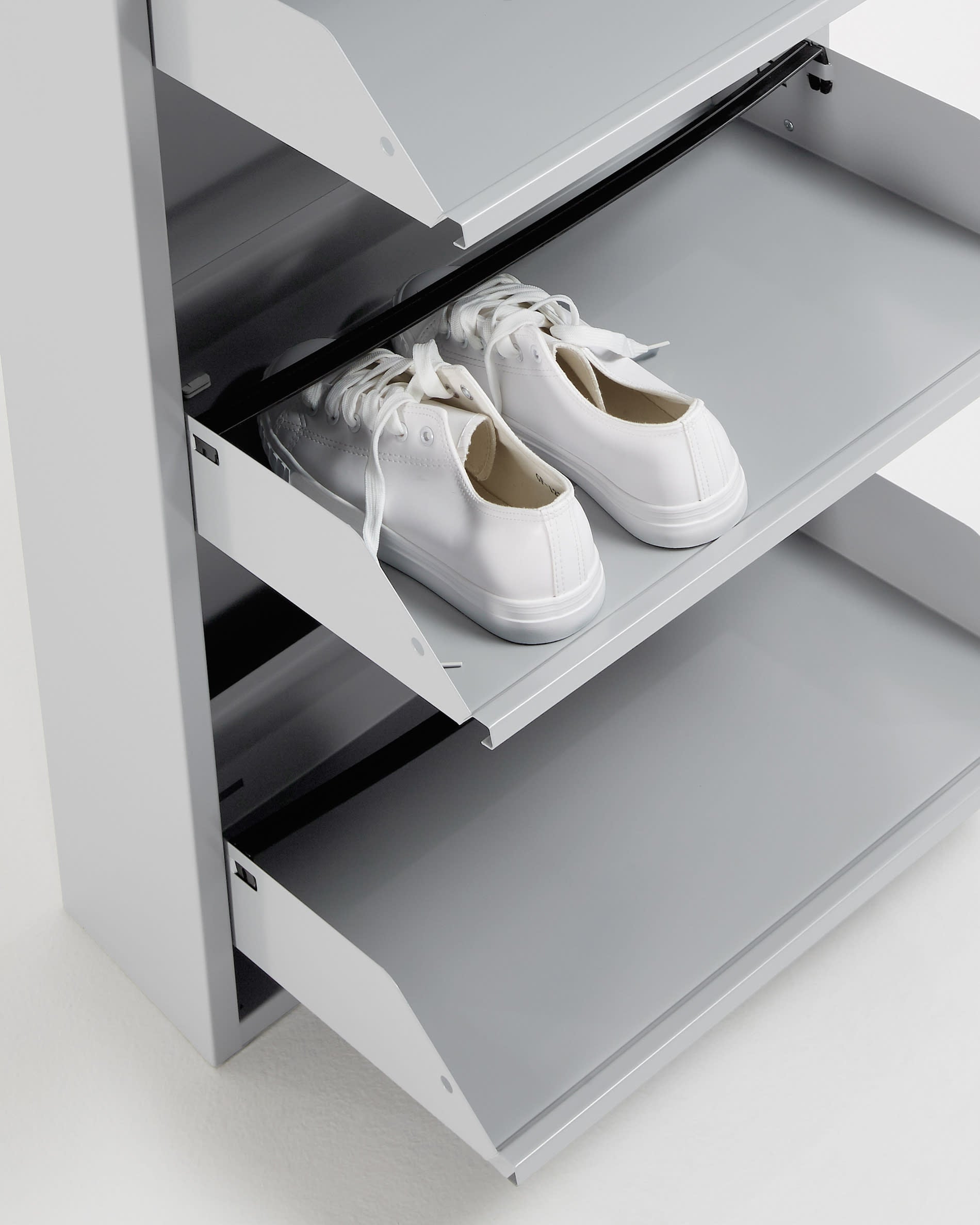 Stilvolles Schuhregal in Grau (50x136 cm) von Kave Home. 4 Türen für ordentliche Aufbewahrung, robust und ideal für kleine Räume.