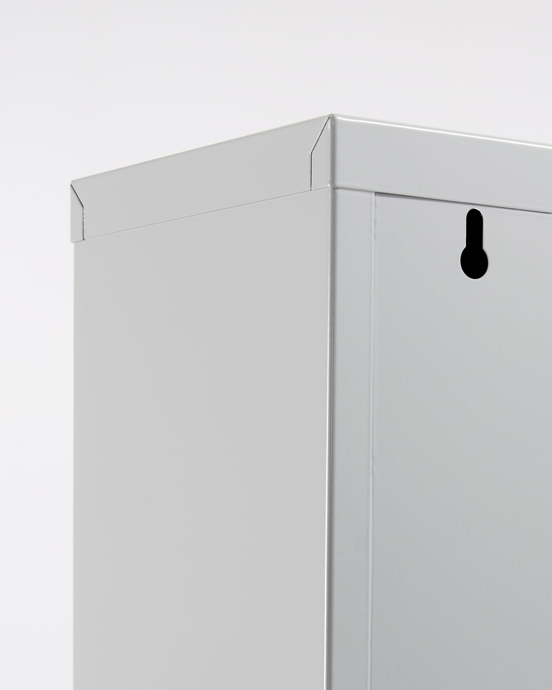 Stylisches Ode Schuhregal (50 x 103 cm) von Kave Home in Grau. Mit 3 Türen für optimale Schuhaufbewahrung und modernes Design für jeden Flur.