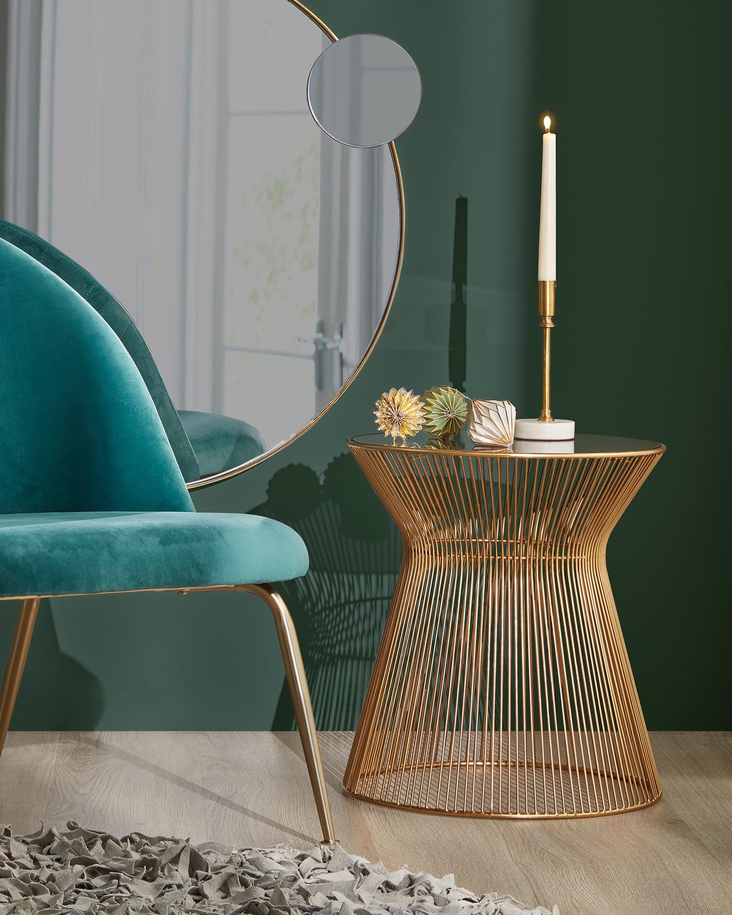 Moderner Jolene Beistelltisch Ø 40 cm: Stilvolle Kombination aus schwarzem Glas und goldenen Eisenstangen, ideal für jeden Wohnraum.