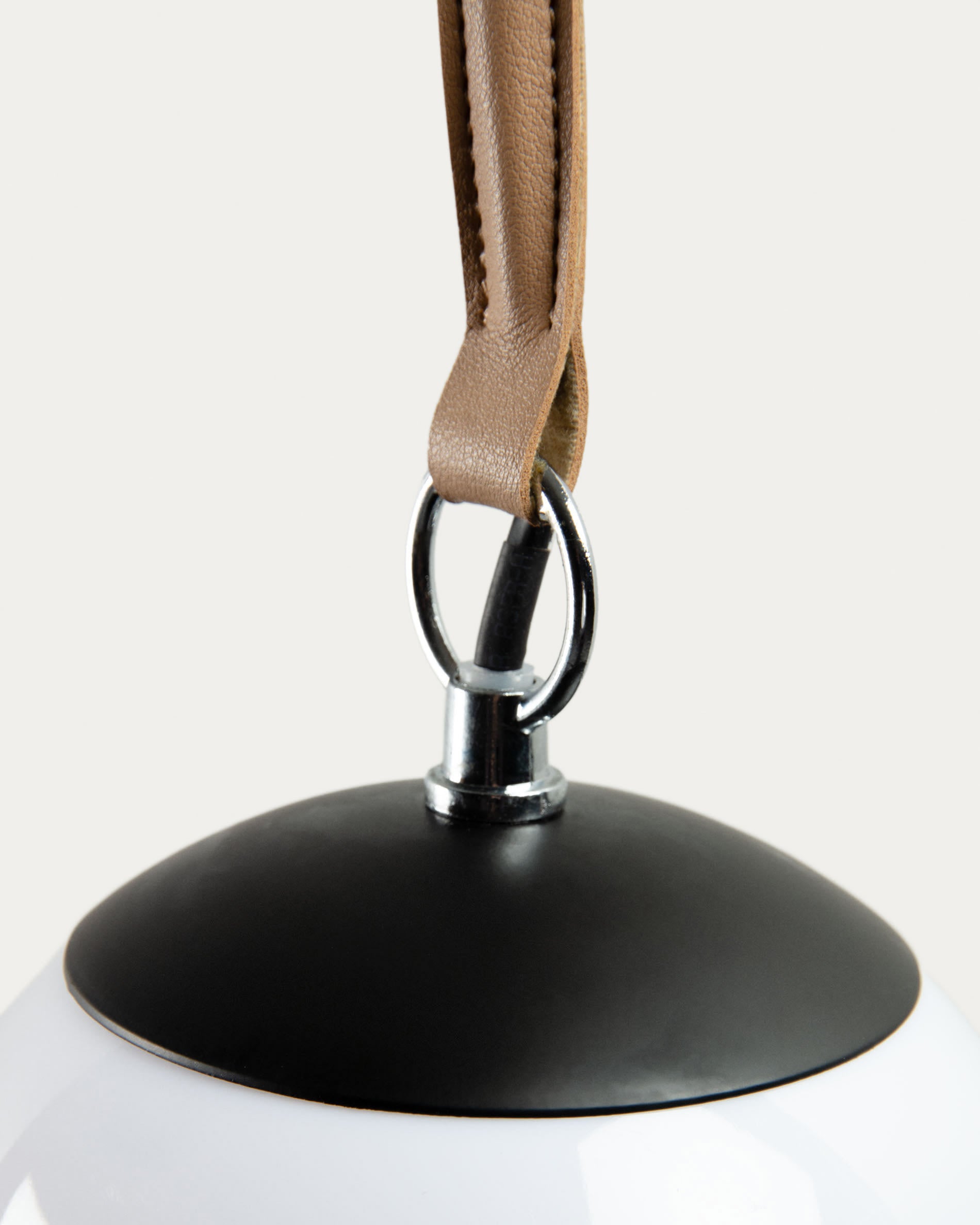 Die Monteiro Tischlampe von Kave Home vereint elegantes Metall-Design mit sanfter Lichtstreuung, perfekt für stilvolle Akzente in jedem Raum.