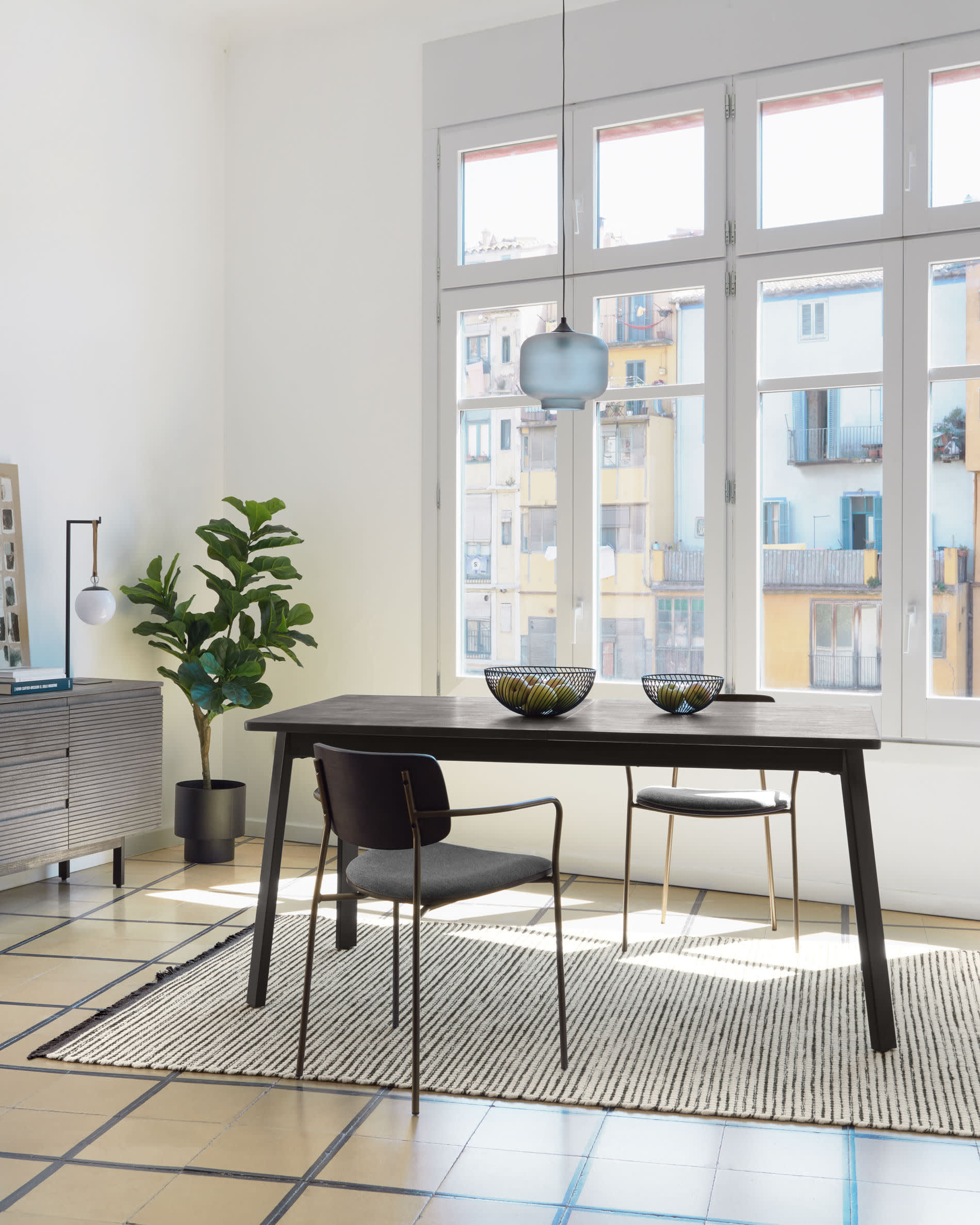 Die Monteiro Tischlampe von Kave Home vereint elegantes Metall-Design mit sanfter Lichtstreuung für stilvolle Akzente in jedem Raum.