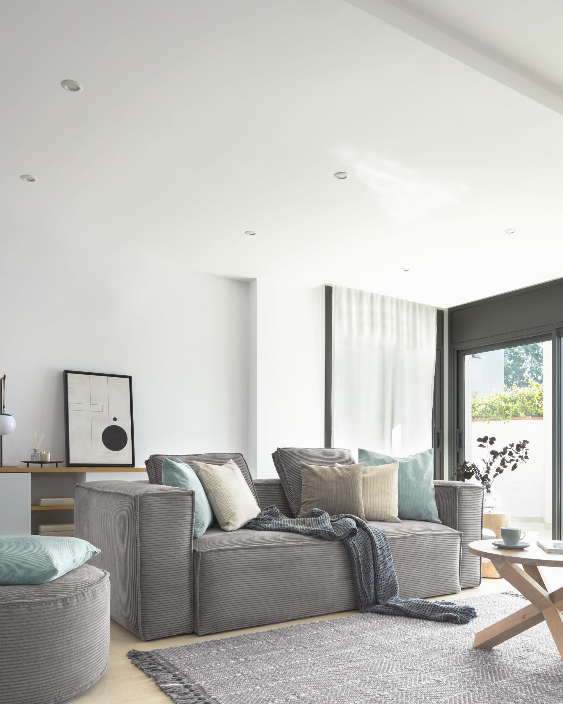 Die Monteiro Tischlampe von Kave Home vereint elegantes Metall-Design mit sanfter Lichtstreuung, perfekt für stilvolle Akzente in jedem Raum.