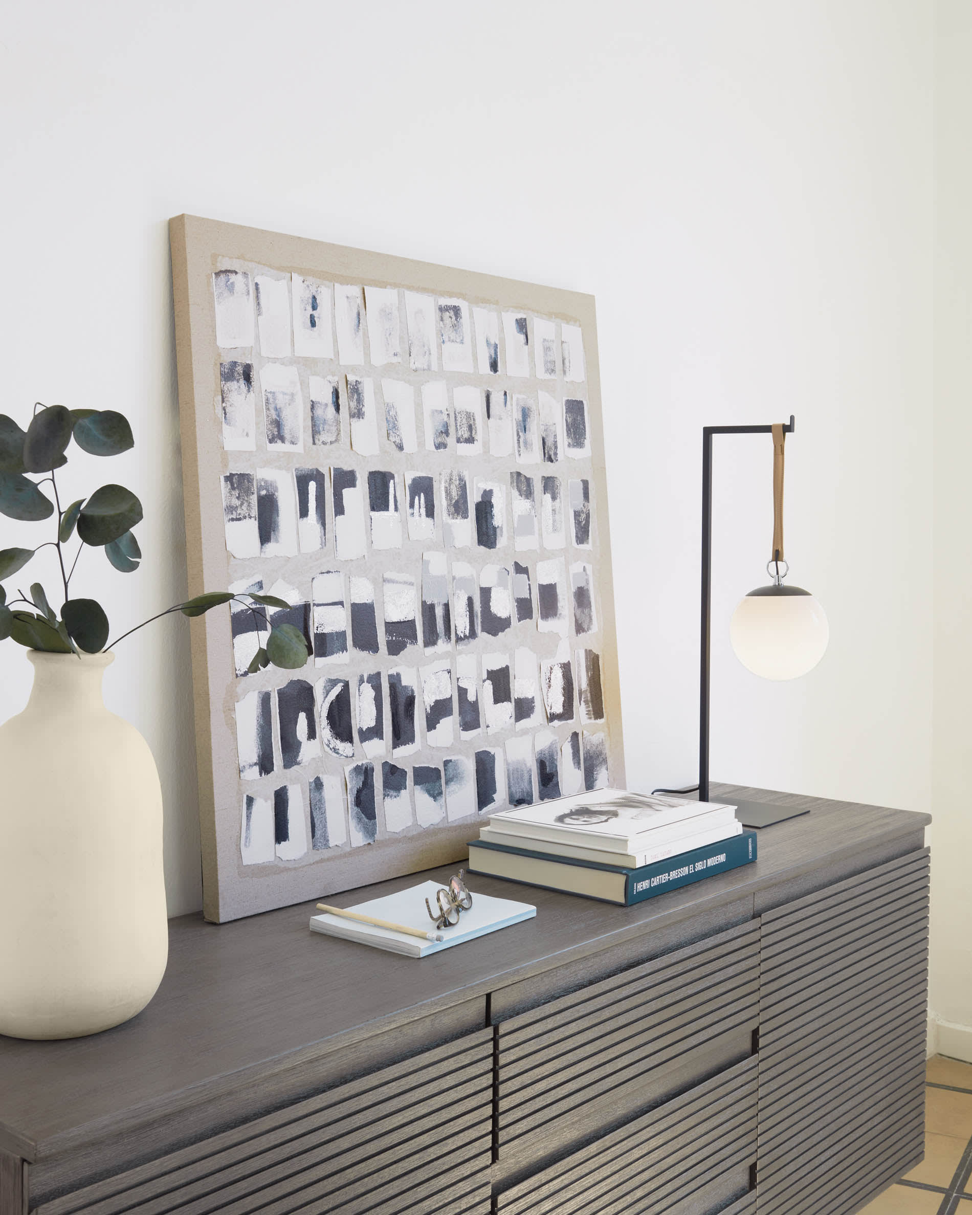 Die Monteiro Tischlampe von Kave Home vereint elegantes Metall-Design mit sanfter Lichtstreuung, perfekt für stilvolle Akzente in jedem Raum.