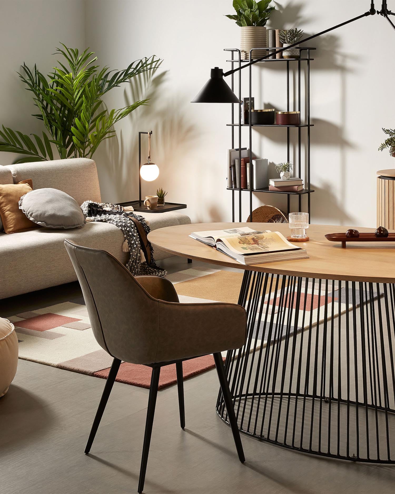 Die Monteiro Tischlampe von Kave Home kombiniert modernes Design mit Funktionalität und ist ein stilvolles Highlight für jeden Raum.