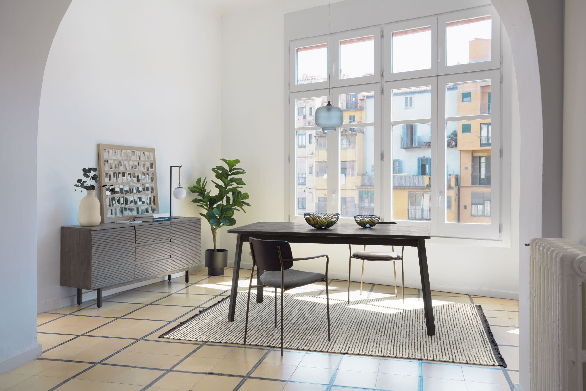 Die Monteiro Tischlampe von Kave Home kombiniert modernes Design mit Eleganz und ist perfekt für zeitgemässe Wohnräume.