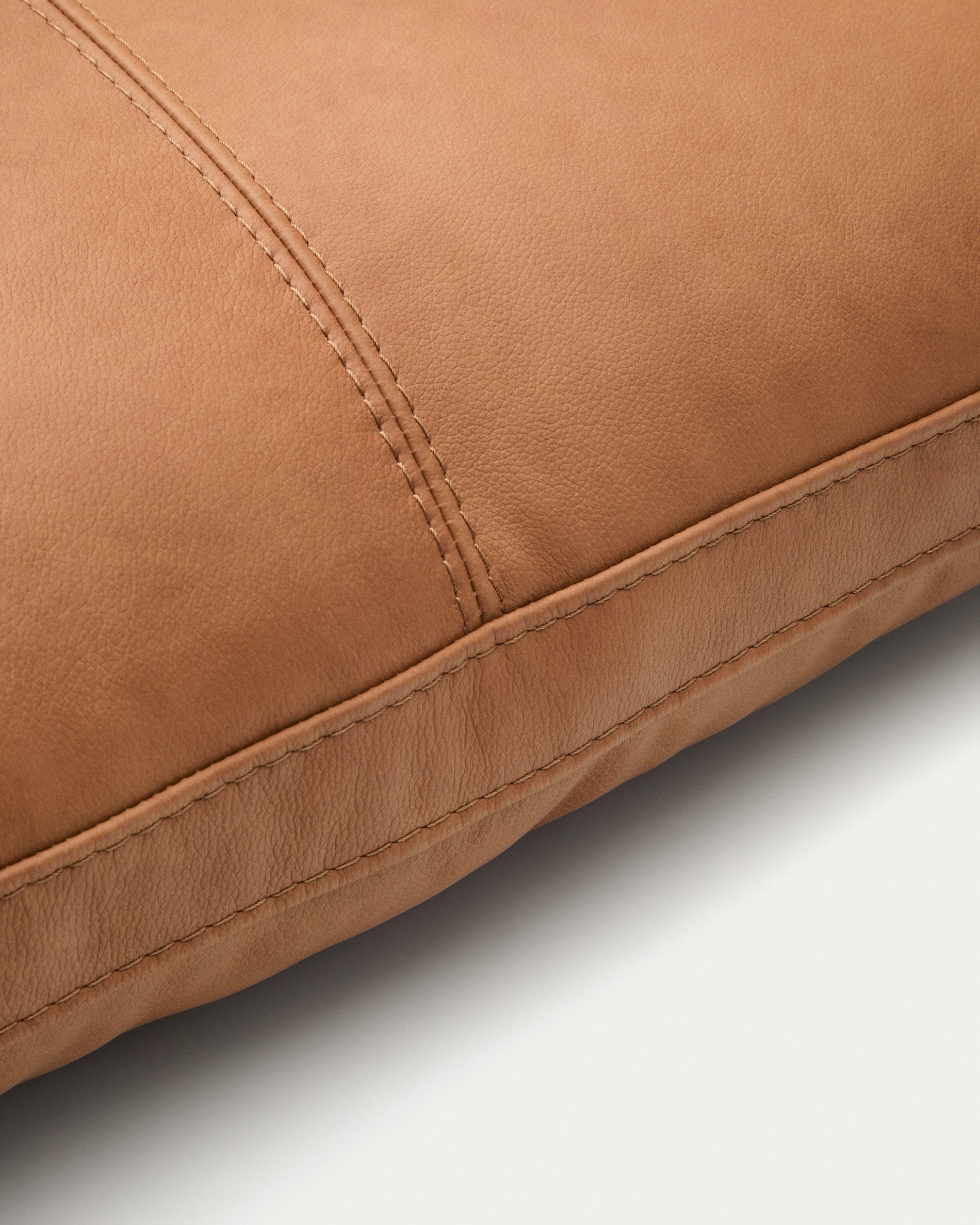 Kissen Blok aus braunem Leder 40 x 60 cm in Braun präsentiert im Onlineshop von KAQTU Design AG. Deko Kissen ist von Kave Home