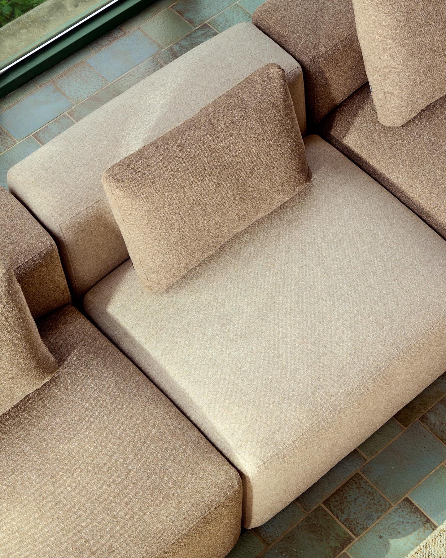 Kissen Blok in brauner Chenille, 40 x 60 cm in Taupe präsentiert im Onlineshop von KAQTU Design AG. Deko Kissen ist von Kave Home