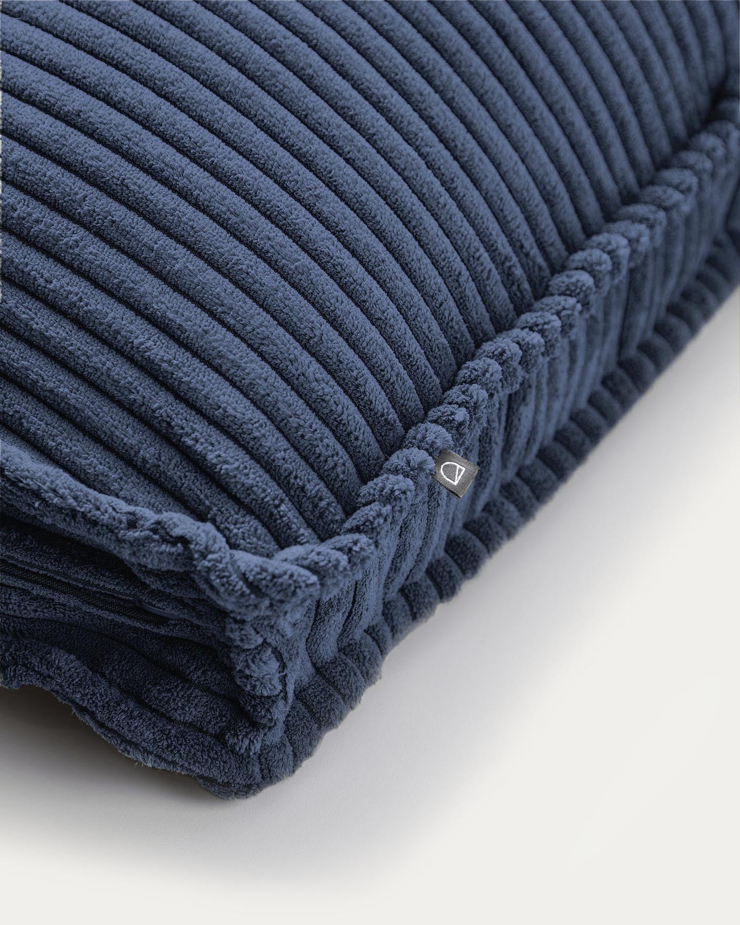 Kissen Blok, schwer entflammbar mit dickem Cord in Blau, 40 x 60 cm in Blau präsentiert im Onlineshop von KAQTU Design AG. Deko Kissen ist von Kave Home