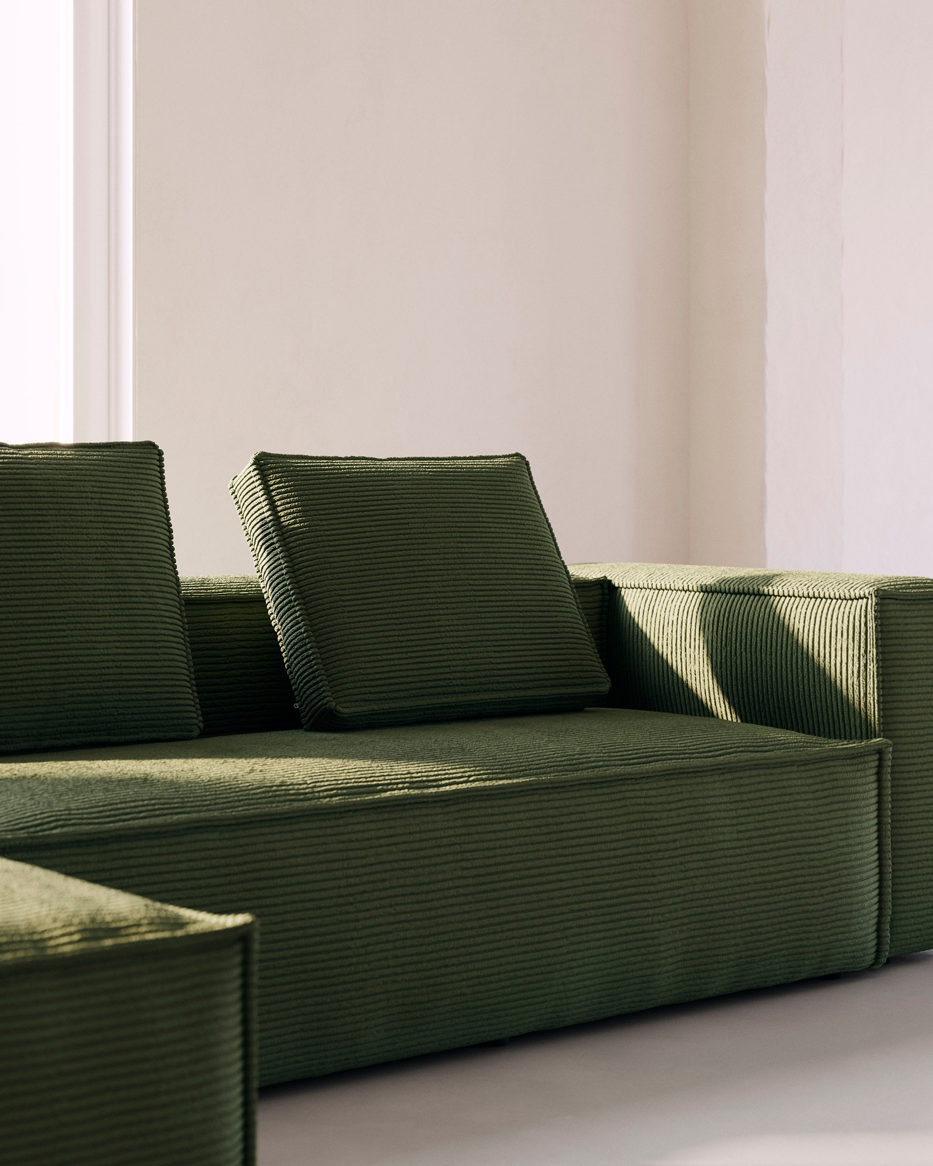 Kissen Blok, schwer entflammbar mit dickem Cord in Grün, 50 x 60 cm in Grün präsentiert im Onlineshop von KAQTU Design AG. Deko Kissen ist von Kave Home