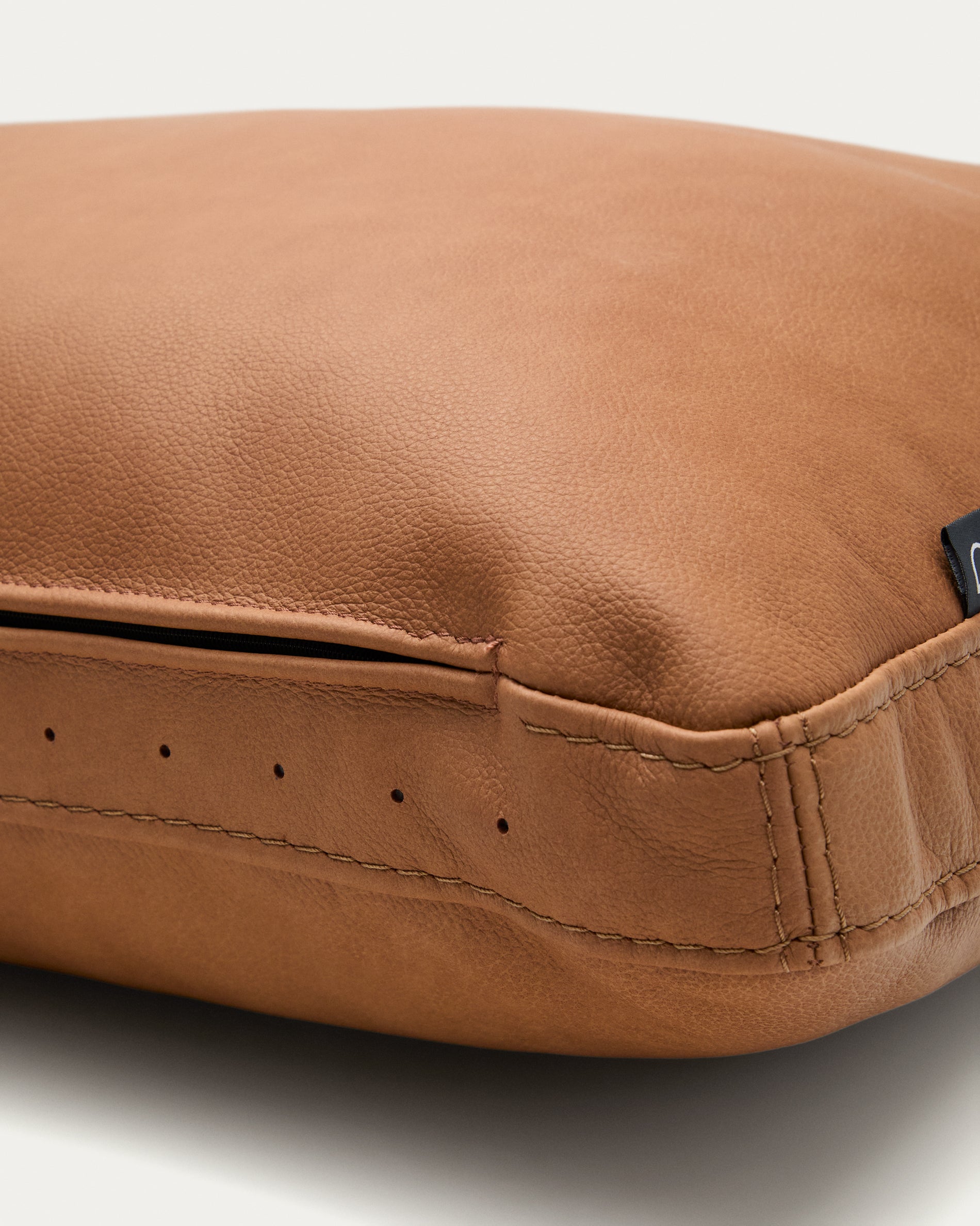 Kissen Blok aus braunem Leder 60 x 60 cm in Braun präsentiert im Onlineshop von KAQTU Design AG. Deko Kissen ist von Kave Home