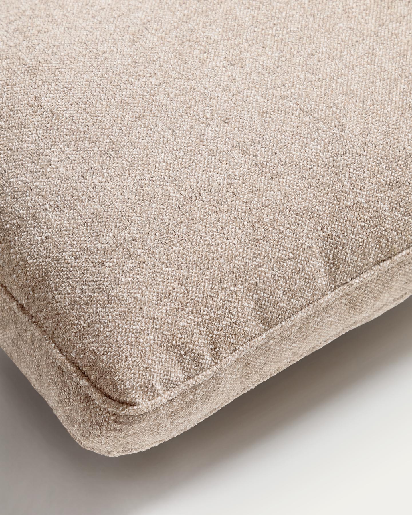 Kissen Blok in beiger Chenille, 60 x 60 cm in Beige präsentiert im Onlineshop von KAQTU Design AG. Deko Kissen ist von Kave Home
