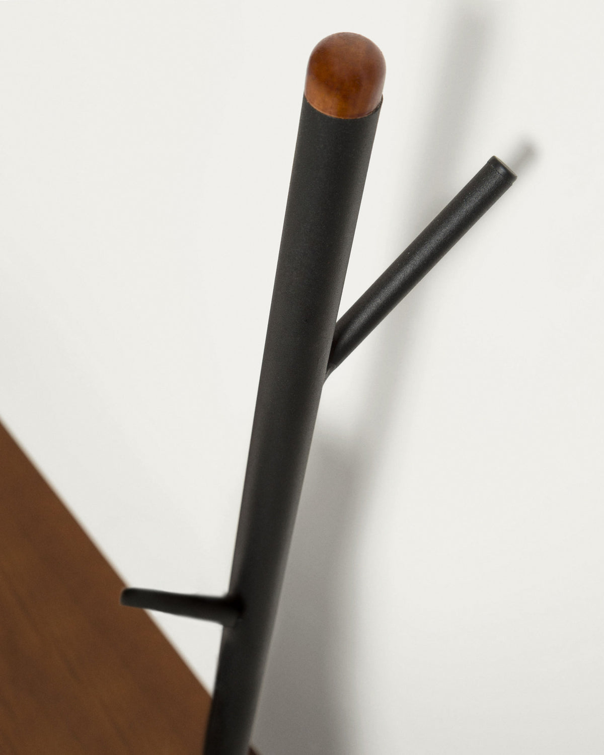 Marcolina Garderobe mit Ablagefläche 80 x 160 cm in Schwarz, Natur präsentiert im Onlineshop von KAQTU Design AG. Garderobe ist von Kave Home