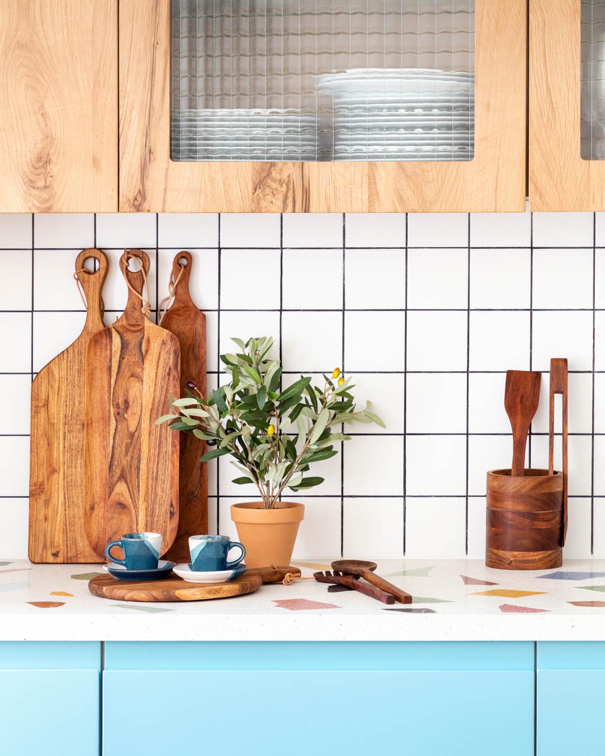 Stilvolles Odaia-Tablett aus Akazienholz, perfekt für Snacks und Deko. Einzigartige Maserung, langlebig und elegant.