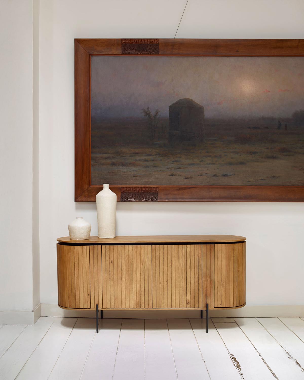 Licia Sideboard: Stilvolles Mangoholz trifft auf schwarzes Metall.