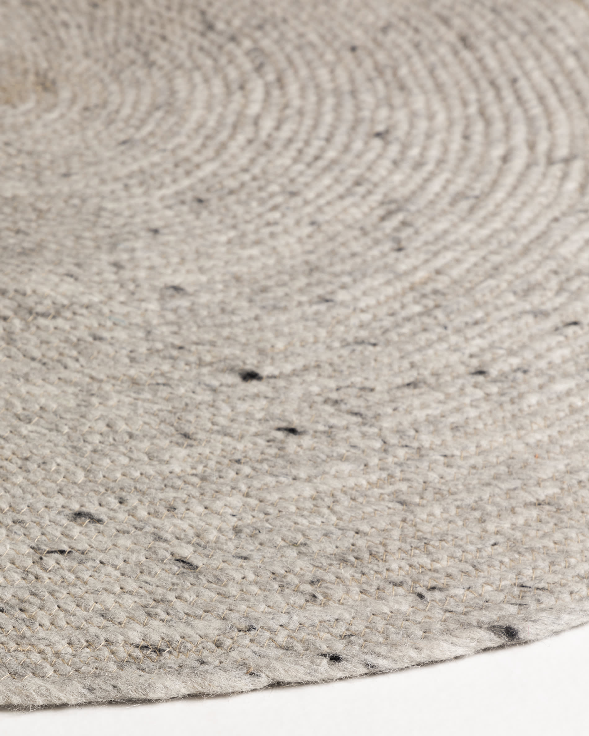 Der Takashi Teppich (Ø 150 cm) aus 100% Wolle in Grau bietet elegantes Design und einzigartige Handwerkskunst für Ihr Zuhause.