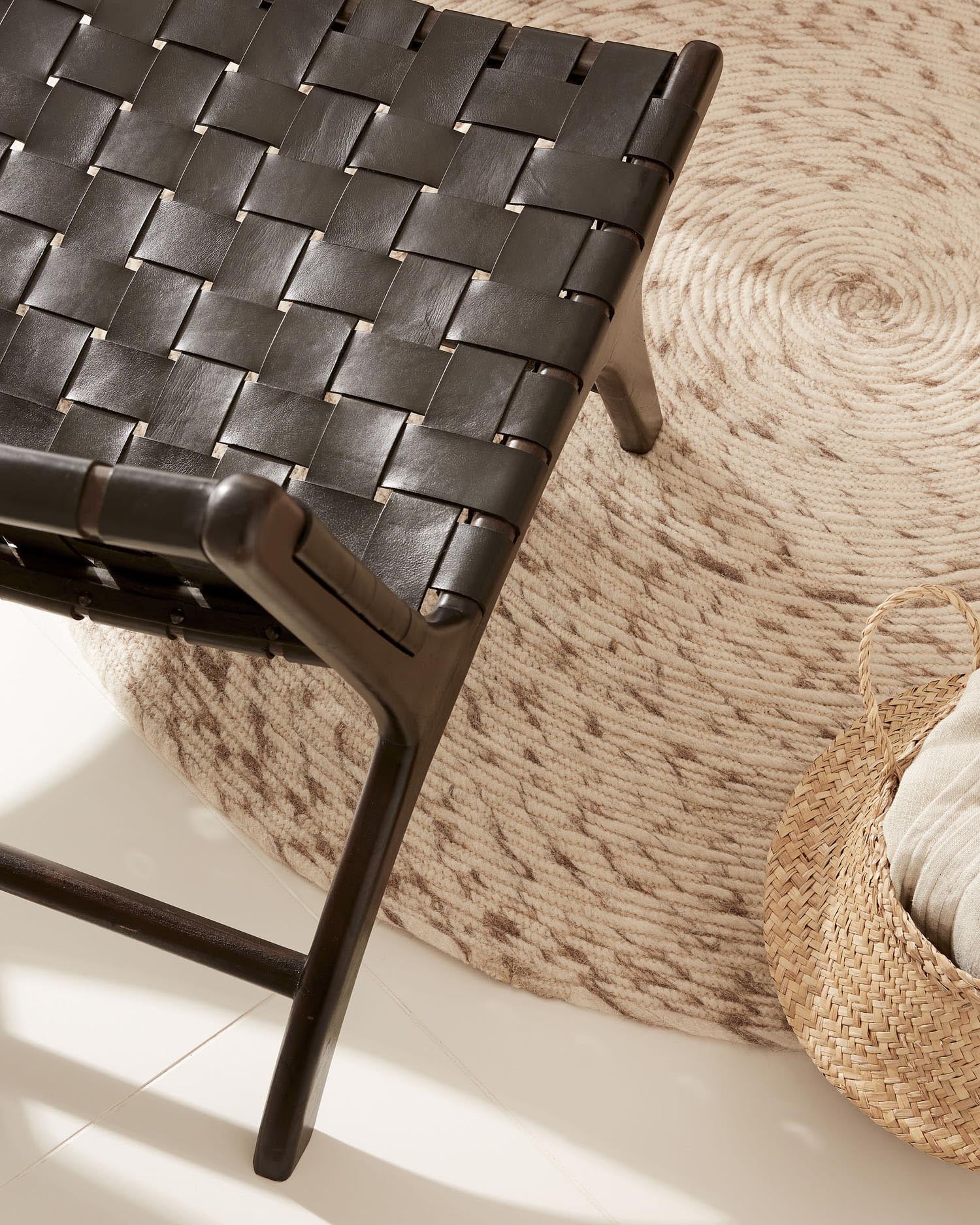 Entdecken Sie den Takashi Teppich in Grau, Ø 150 cm – ein elegantes, handgefertigtes Woll-Unikat, das jedem Raum Wärme und Stil verleiht.