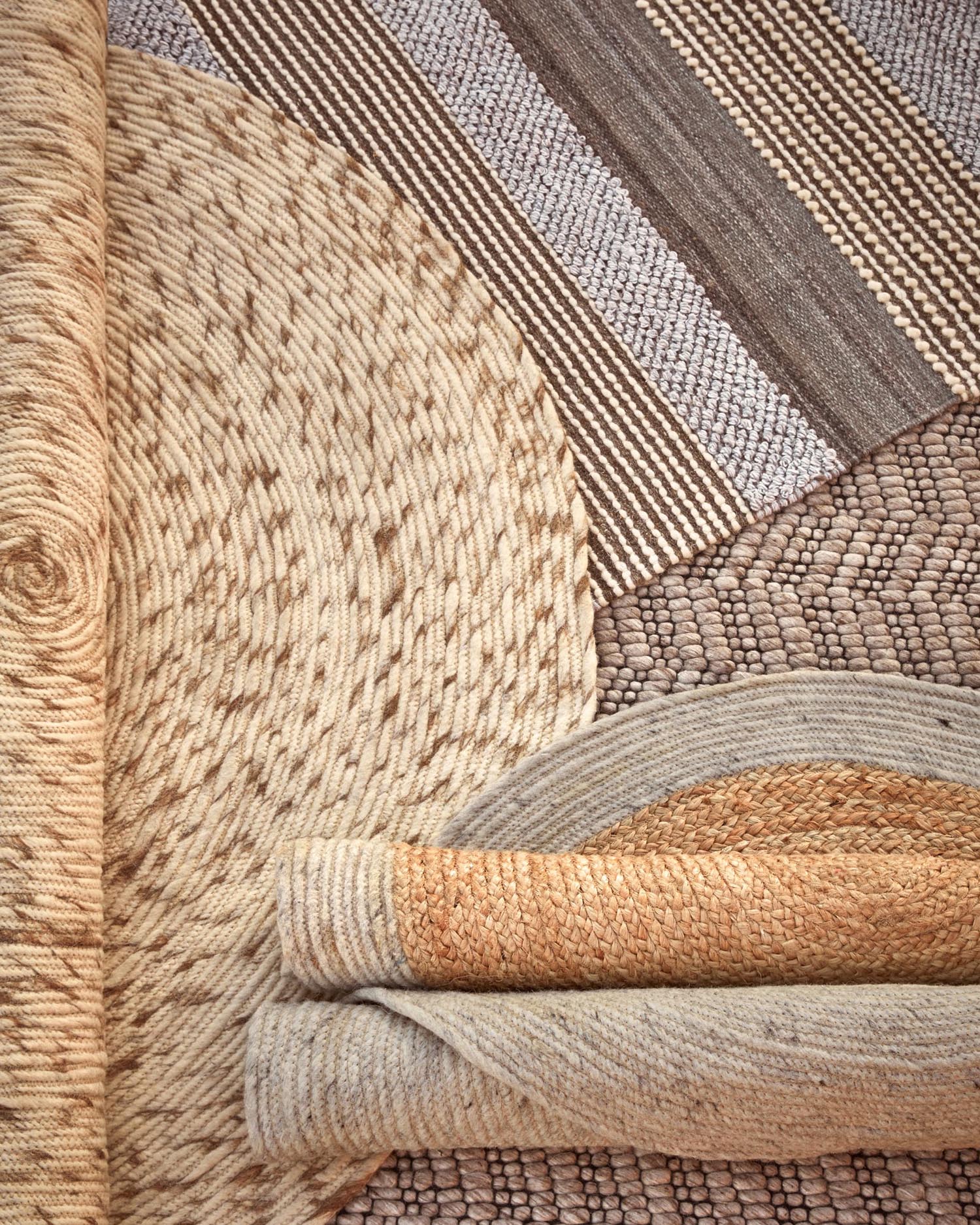 Der Takashi Teppich in Grau (Ø 150 cm) aus 100% Wolle vereint zeitloses Design und handgefertigte Qualität für ein stilvolles Zuhause.