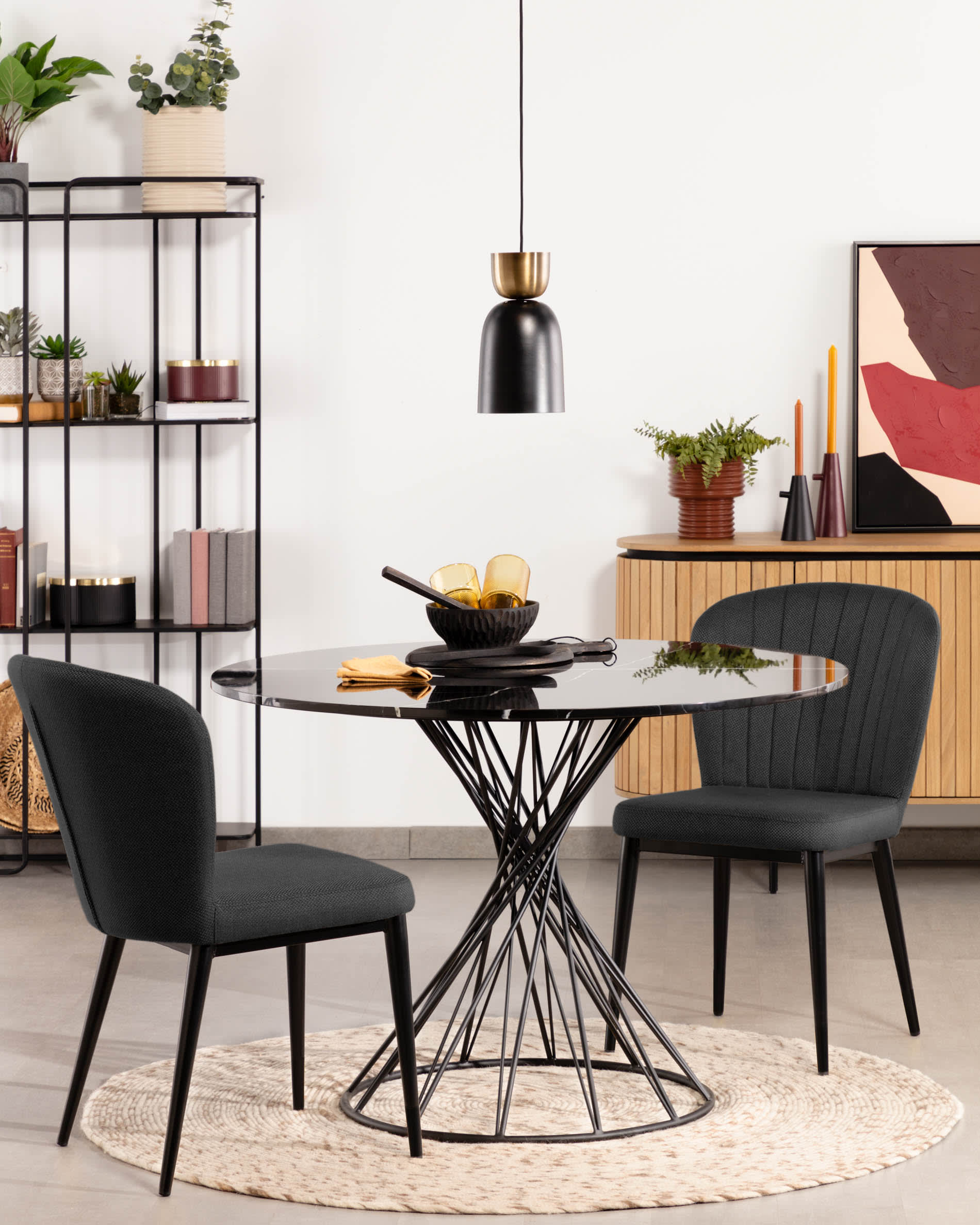 Runder Teppich Takashi aus 100% Wolle in Grau, Ø 150 cm. Modernes Design, ideal für gemütliche und elegante Wohnräume.