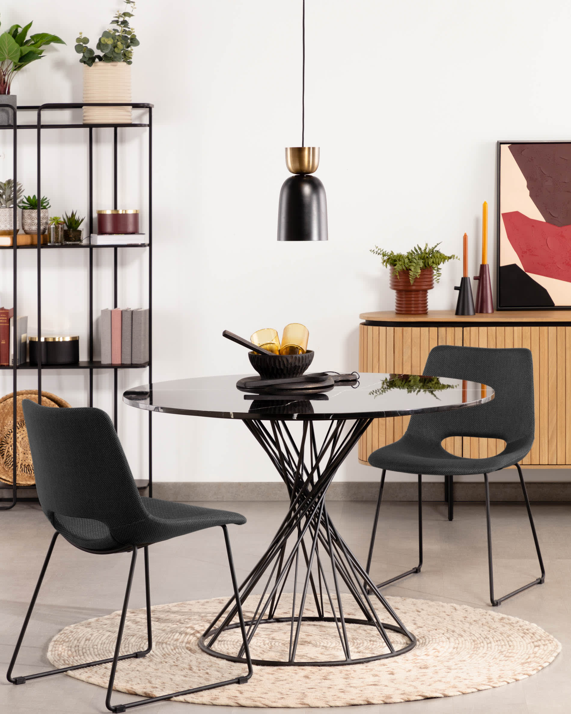 Runder Teppich Takashi aus 100% Wolle in Grau, Ø 150 cm. Modernes Design, ideal für stilvolle und gemütliche Wohnräume.