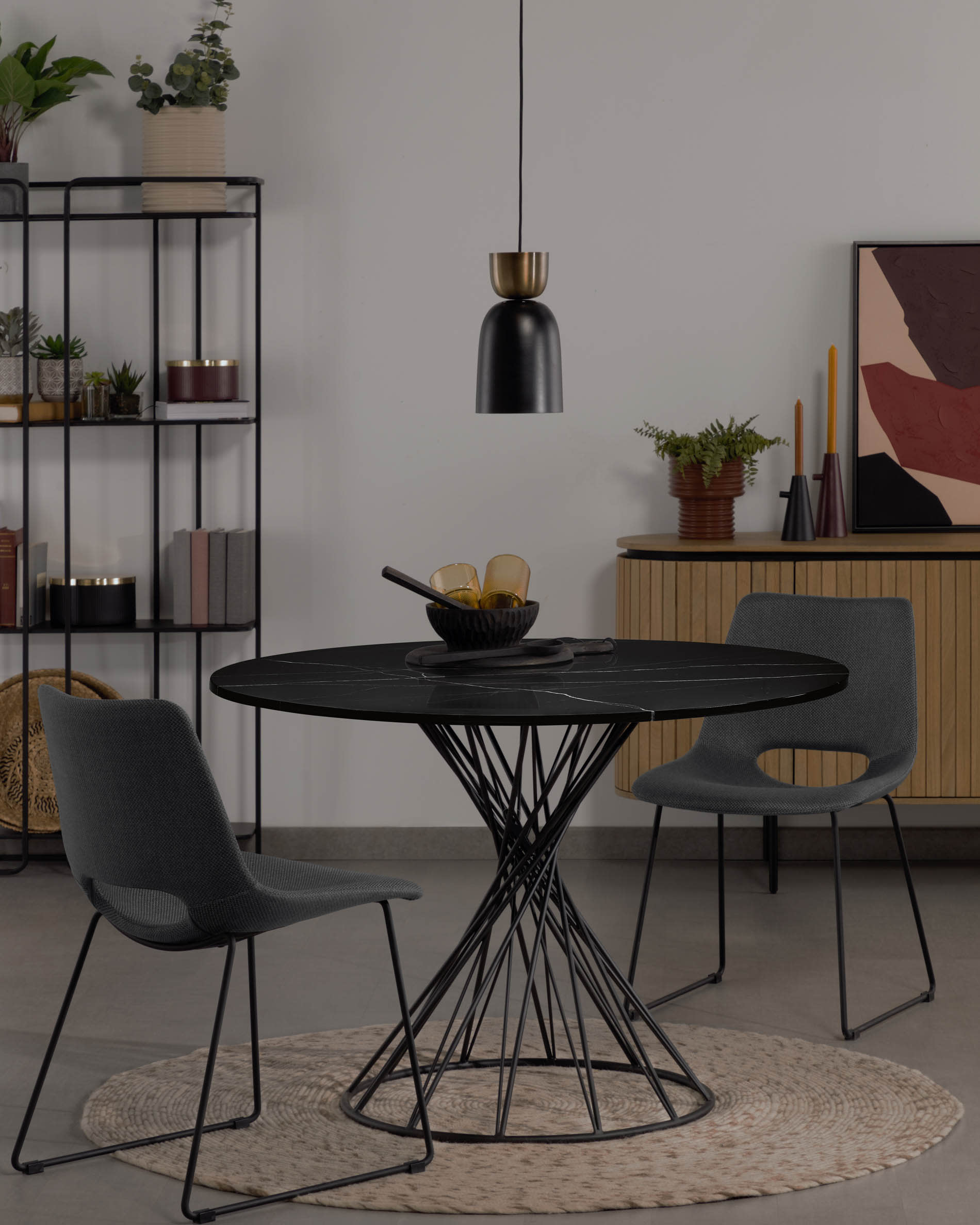 Eleganter, handgewebter Wollteppich in Grau, Ø 150 cm, für stilvolle Wohnräume.