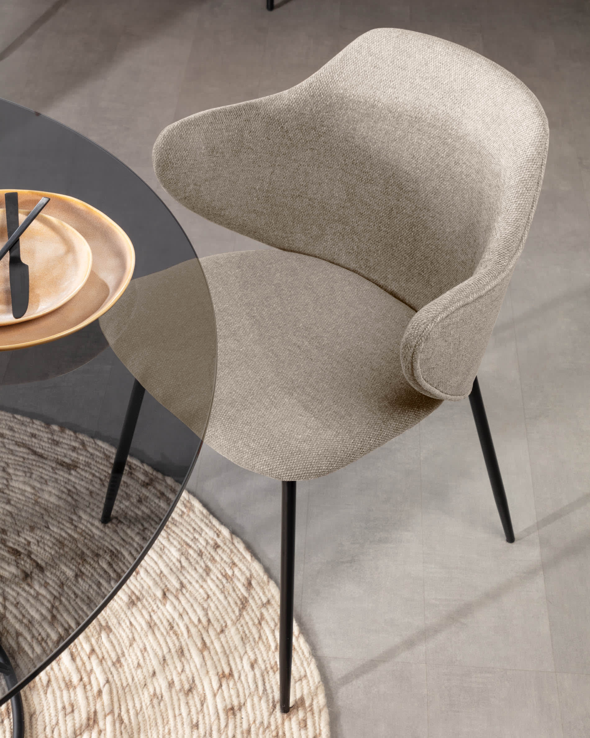 Entdecken Sie den Takashi runden Teppich aus 100% Wolle in elegantem Grau (Ø 150 cm) – ideal für stilvolle Akzente in jedem Raum.