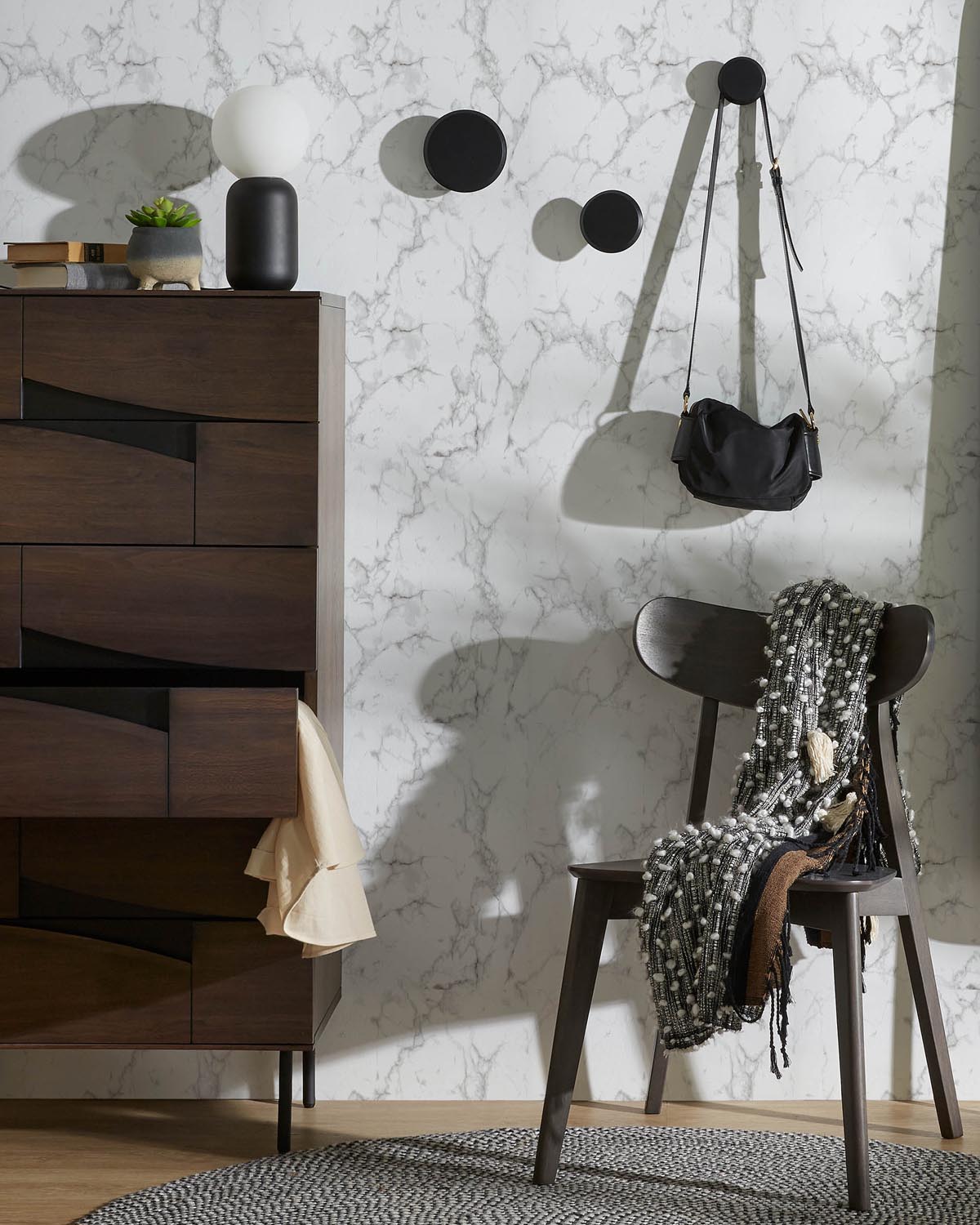 Nadua Set aus 3 Wandhaken aus Massiver Buche mit Finish in Schwarz in Schwarz präsentiert im Onlineshop von KAQTU Design AG. Kleiderhaken ist von Kave Home