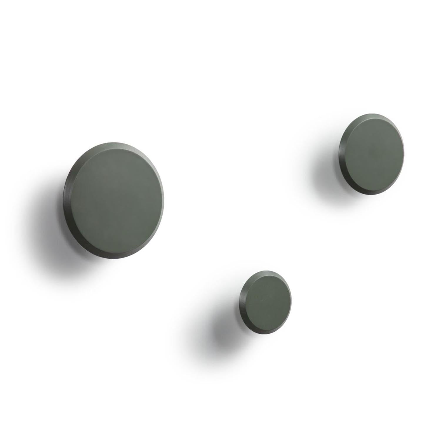 Nadua Set aus 3 Wandhaken aus Massiver Buche mit Finish in Grün in Grün präsentiert im Onlineshop von KAQTU Design AG. Kleiderhaken ist von Kave Home