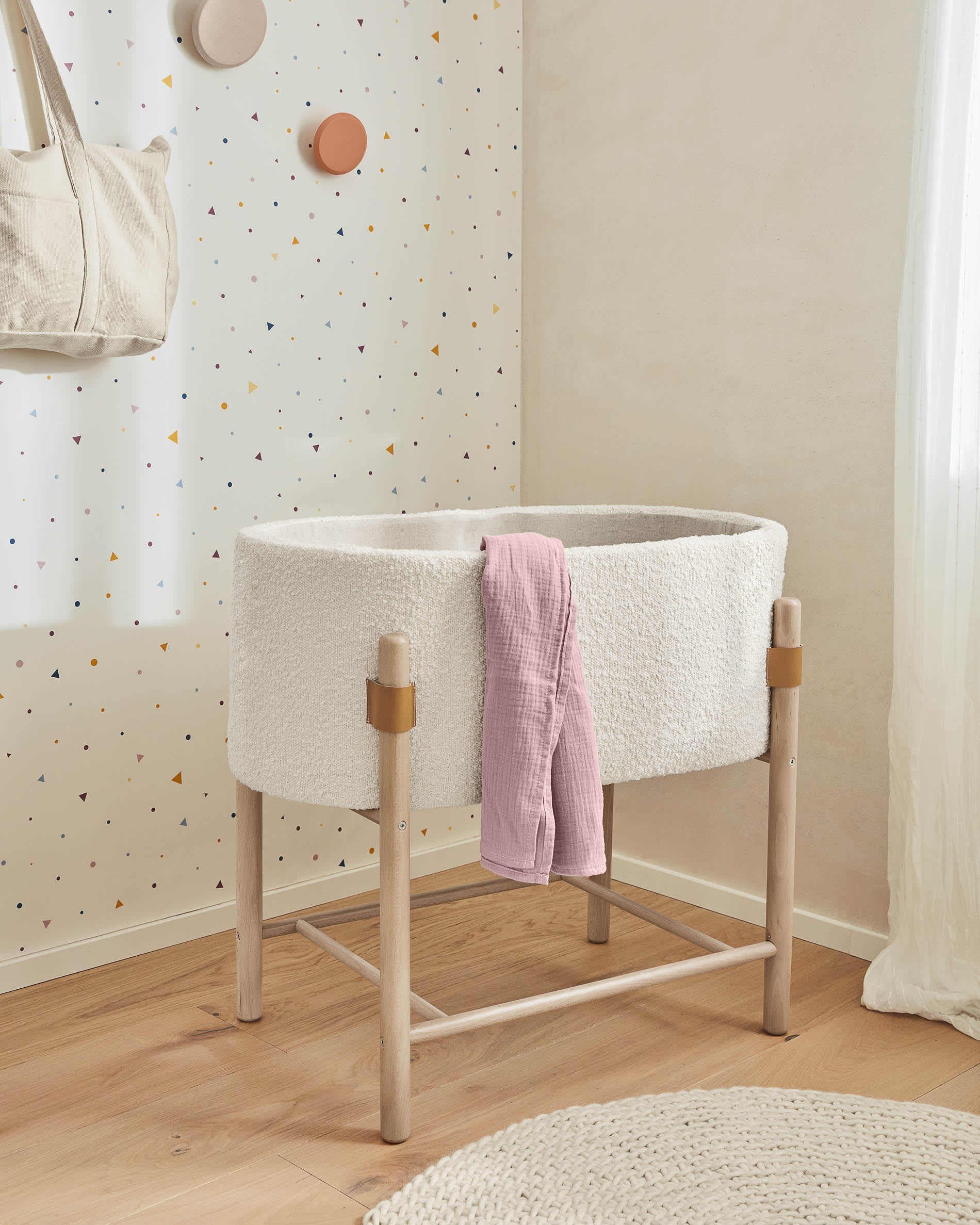 Set aus 3 Wandhaken aus massiver Buche mit natürlichem, orangefarbenem und beigem Finish. Stilvolles Design von Kave Home.