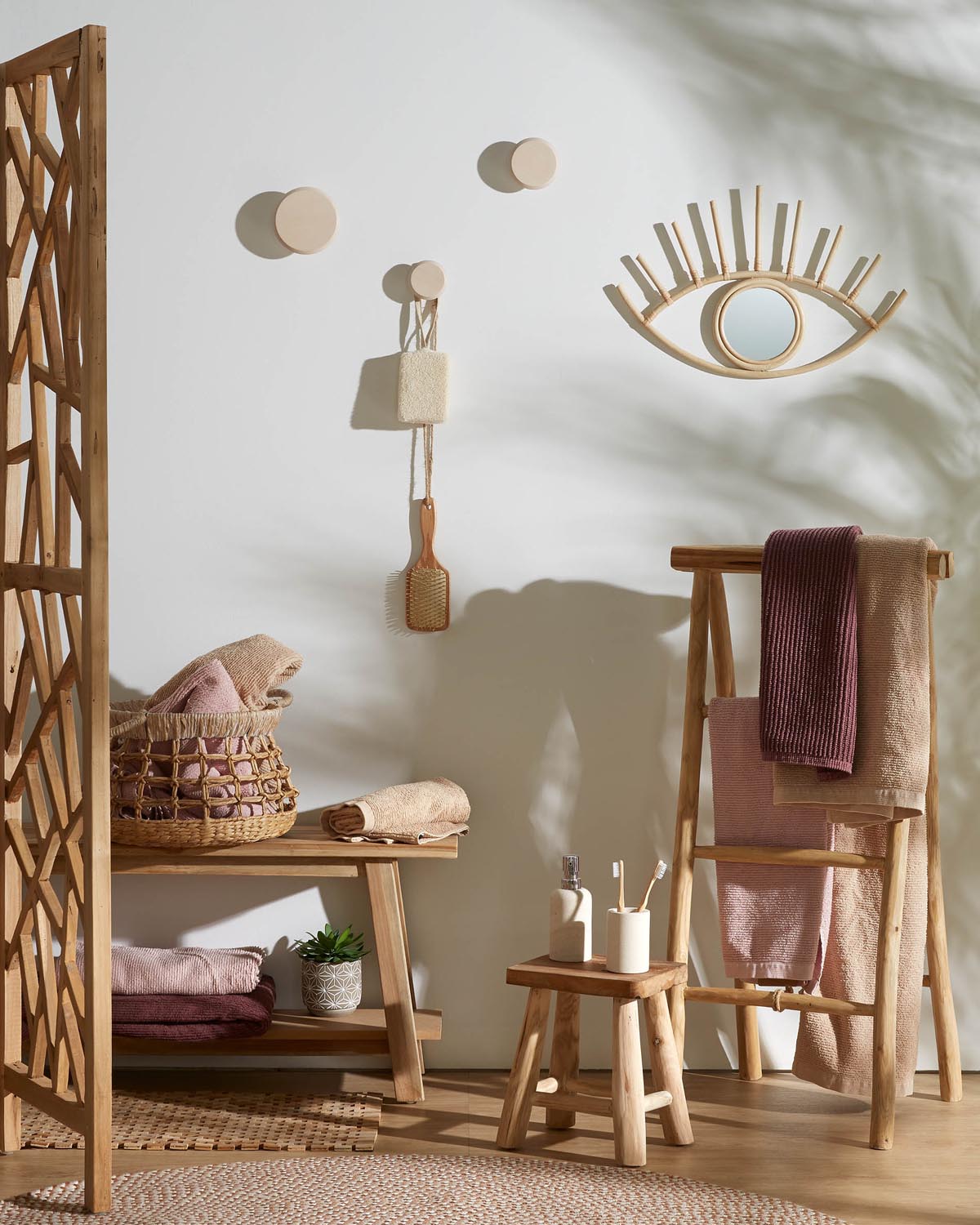 Nadua Set aus 3 Wandhaken aus Massiver Buche mit natürlichem Finish in Natur präsentiert im Onlineshop von KAQTU Design AG. Kleiderhaken ist von Kave Home