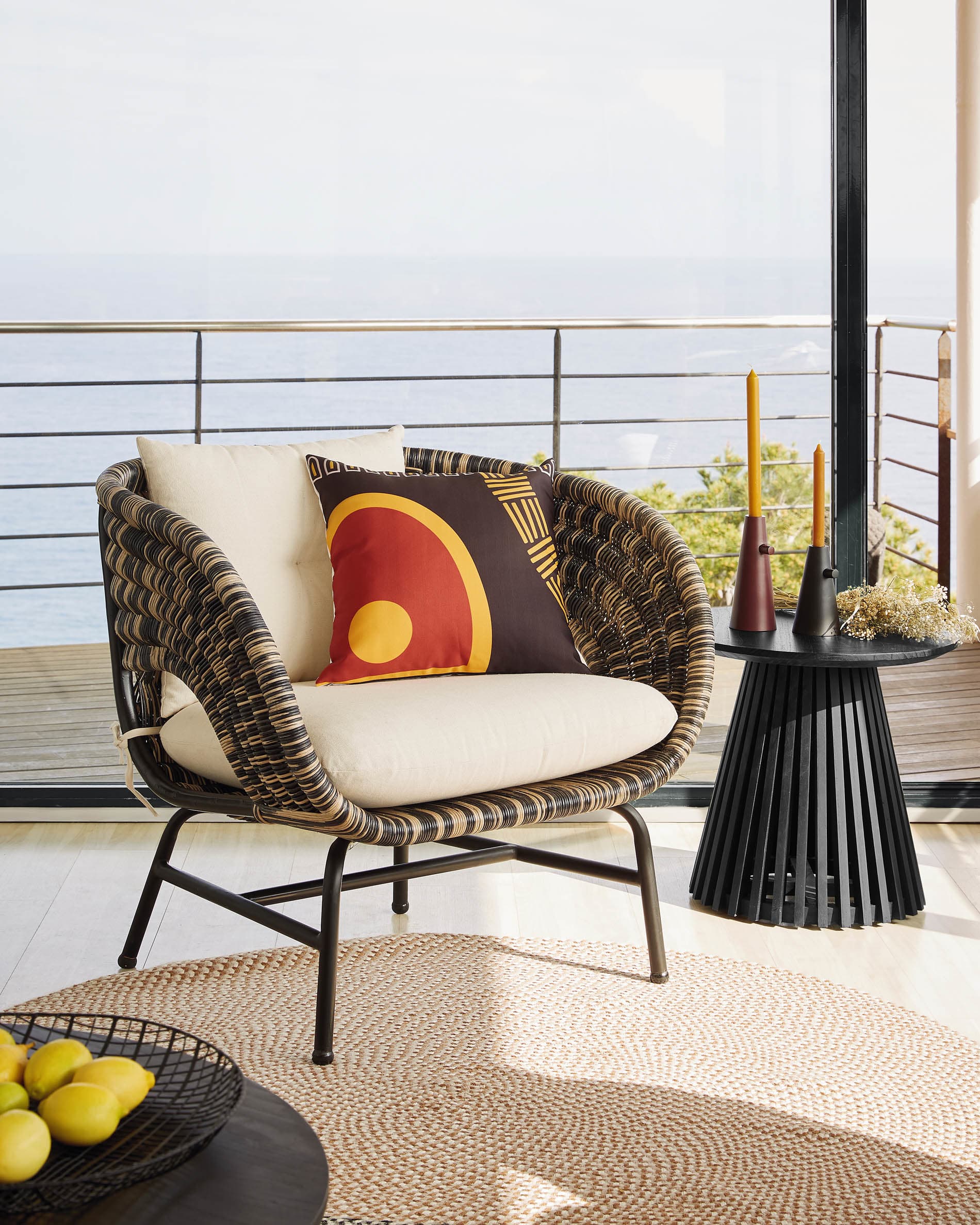 Beige runder Teppich Rodhe, Ø 150 cm, aus 100% recyceltem PET. Ideal für stilvolle, nachhaltige Wohnräume und Outdoor-Bereiche.