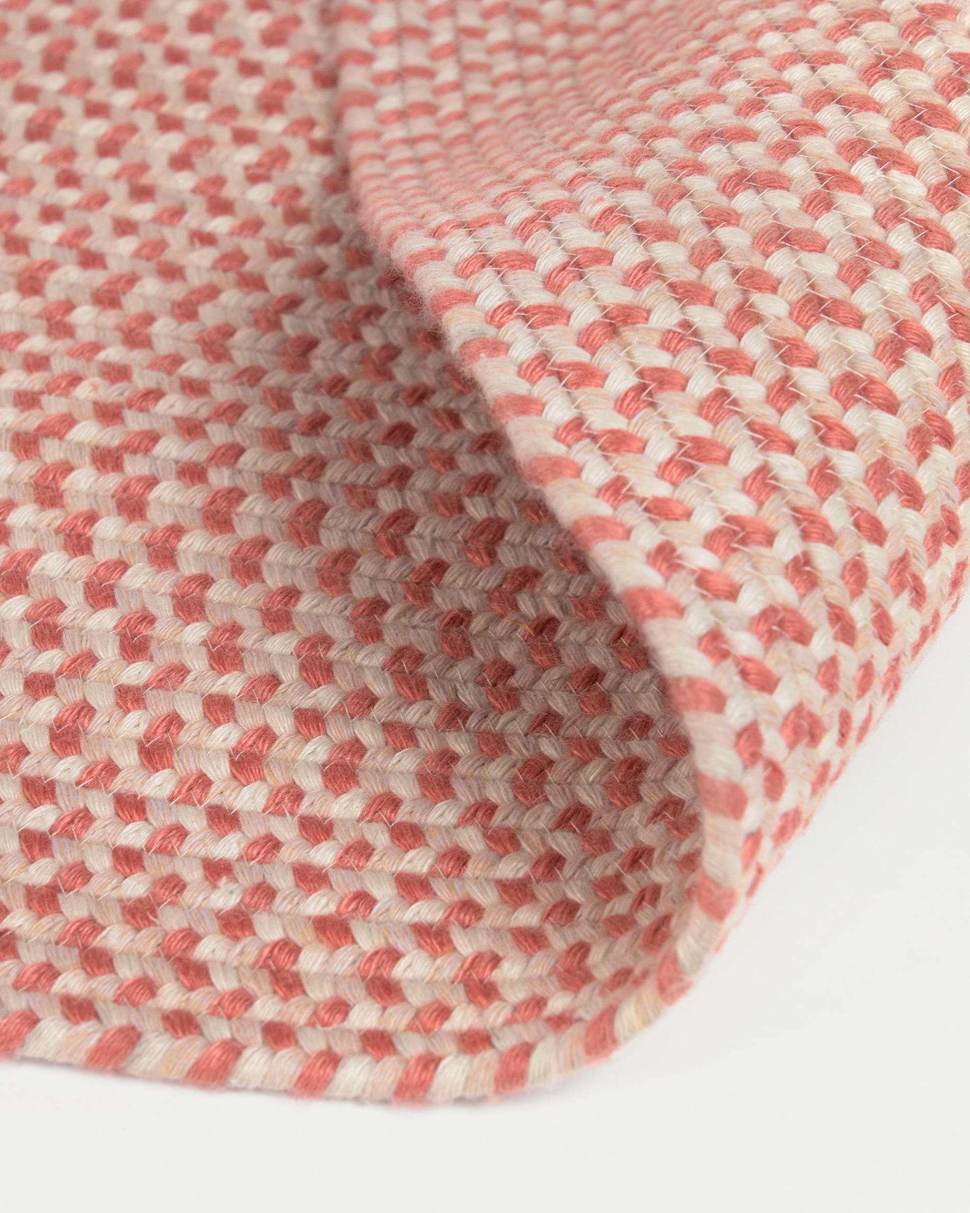 Nachhaltiger runder Teppich in Terrakotta, Ø 150 cm, aus 100% recyceltem PET. Ideal für Innen- und Außenbereiche, pflegeleicht und stilvoll.