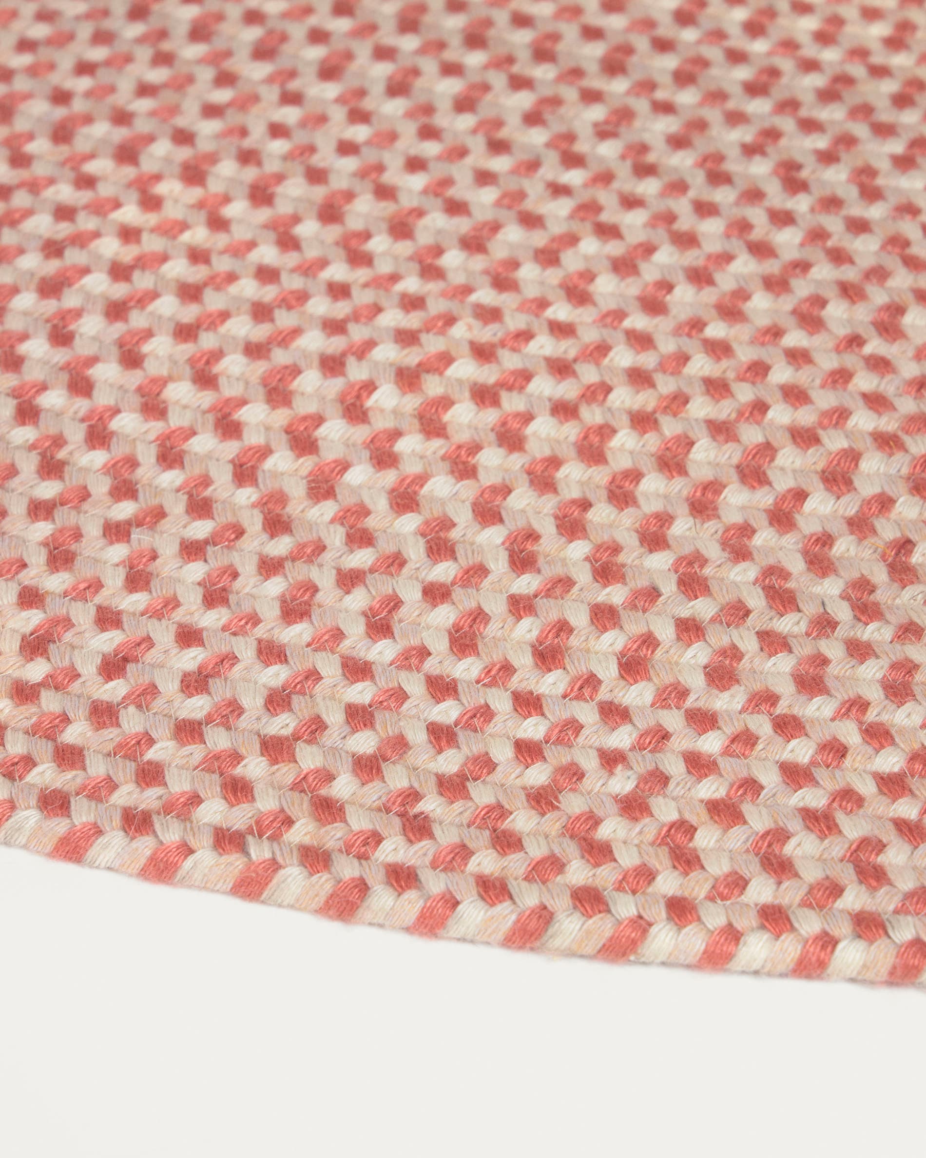 Eleganter runder Teppich in Terrakotta, Ø 150 cm, aus 100% recyceltem PET. Perfekt für stilvolle Innen- und überdachte Außenbereiche, langlebig und pflegeleicht.