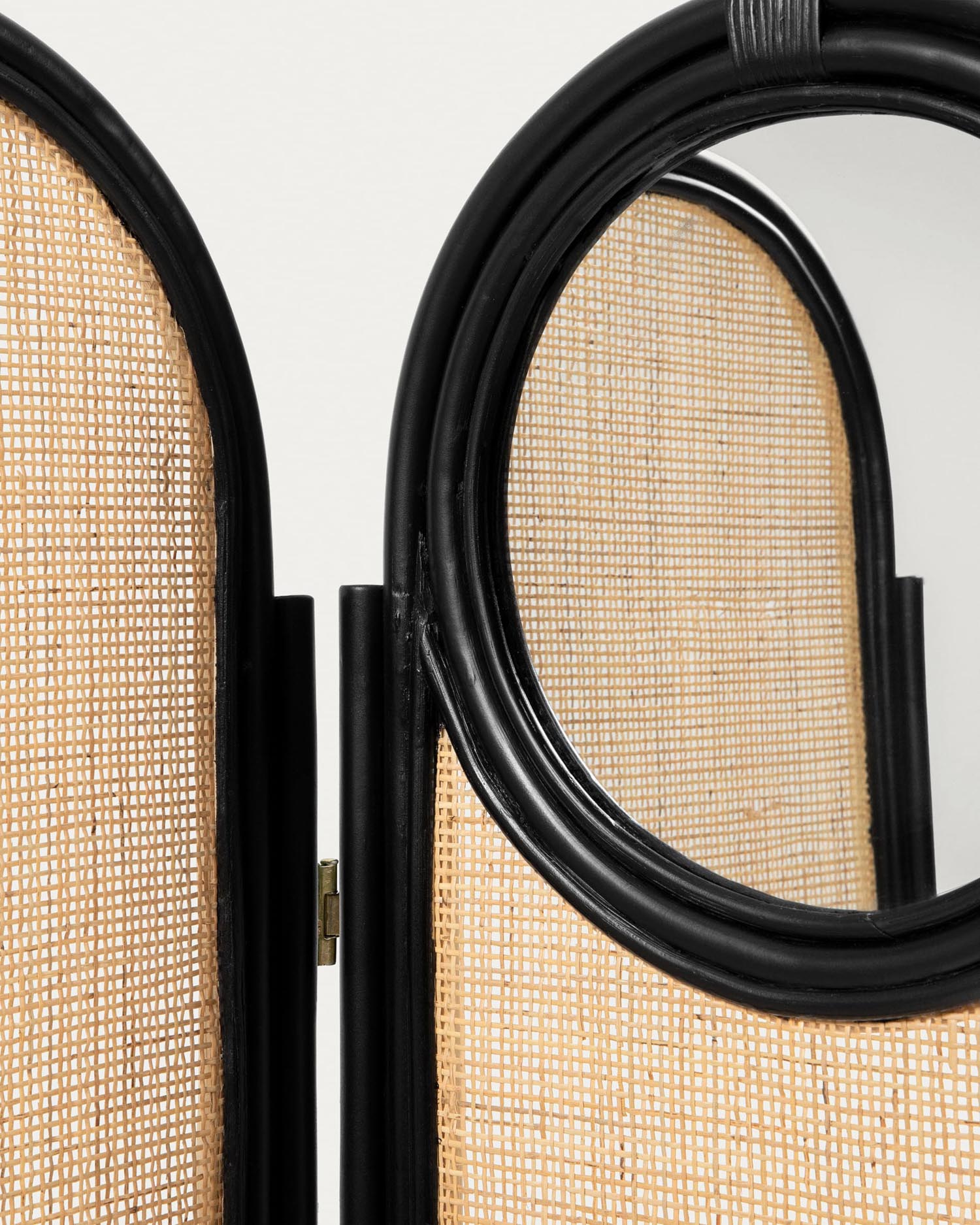 Stilvoller Paravent Lalita aus Rattan von Kave Home, 150x180 cm, perfekt für natürliche Raumgestaltung und elegante Trennung.