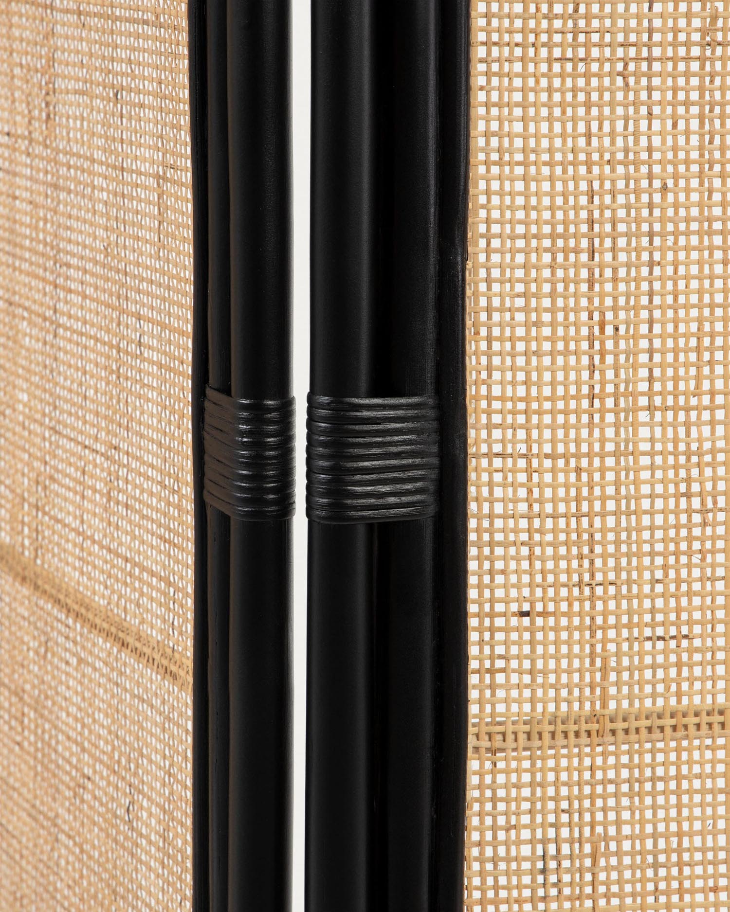 Eleganter Rattan-Paravent Lalita von Kave Home, 150x180 cm, ideal für stilvolle Raumtrennung und natürliche Wohnakzente.