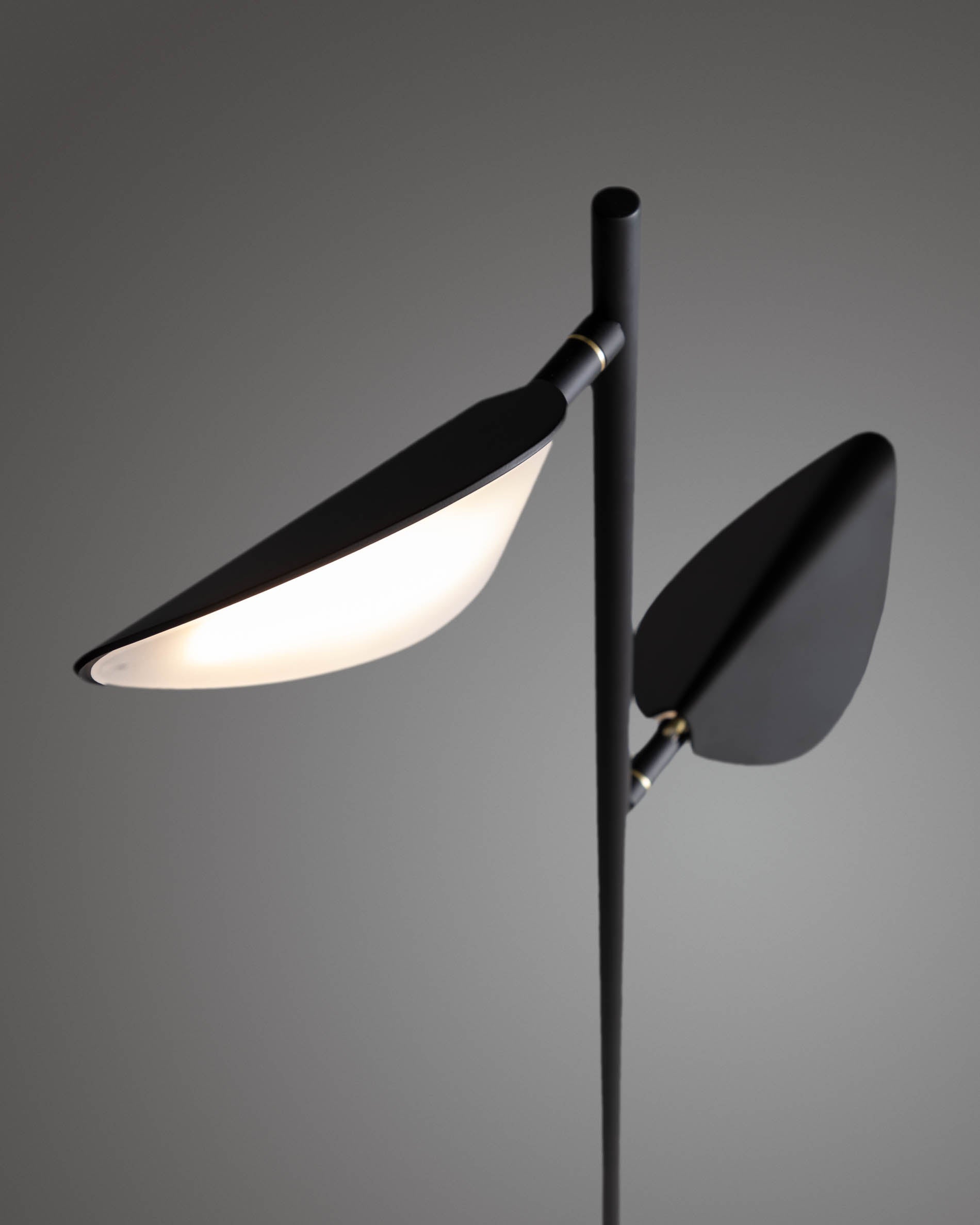 Die Veleira Stehlampe von Kave Home vereint modernes Design mit natürlicher Eleganz und sorgt für stimmungsvolle Beleuchtung in jedem Raum.