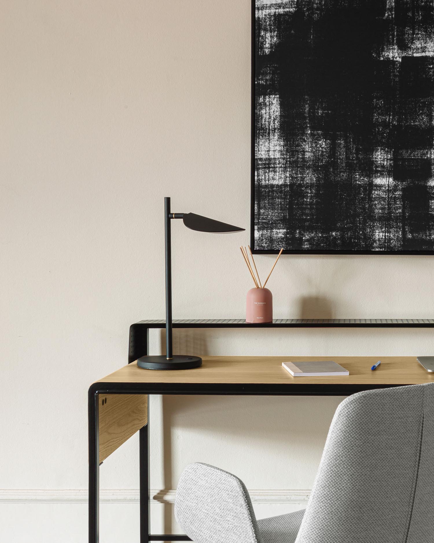 Die Veleira Tischlampe von Kave Home kombiniert modernes Design mit Funktionalität und verleiht jedem Raum Eleganz.