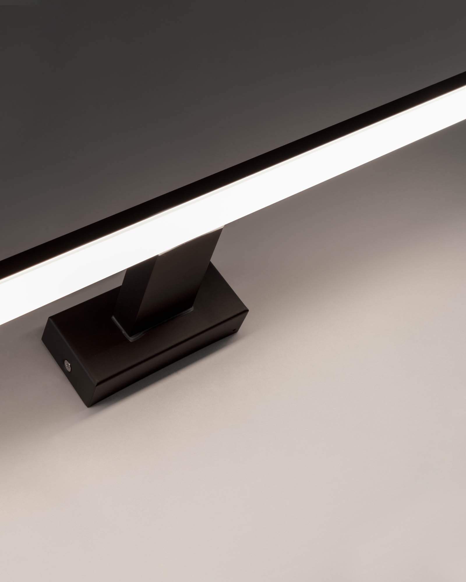 Die Vissia Wandleuchte von Kave Home vereint stilvolle Eleganz und Funktionalität, perfekt für jedes Zuhause und jeden Raum.