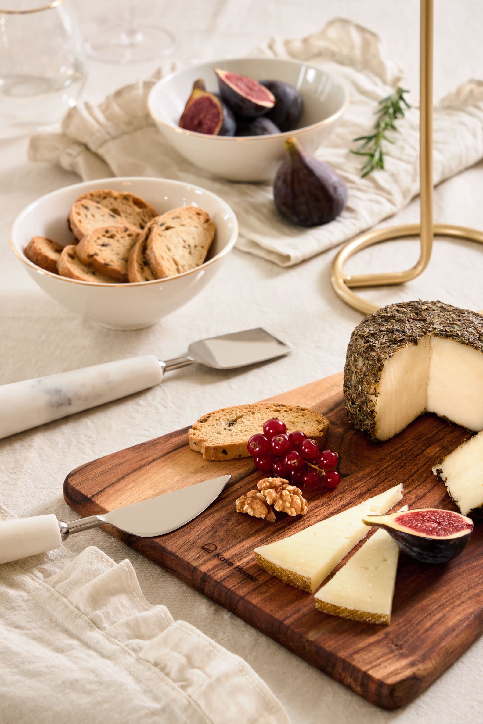 Der Babirye Kerzenhalter von Kave Home besticht durch modernes Design und Eleganz, ideal für ein stilvolles Ambiente.