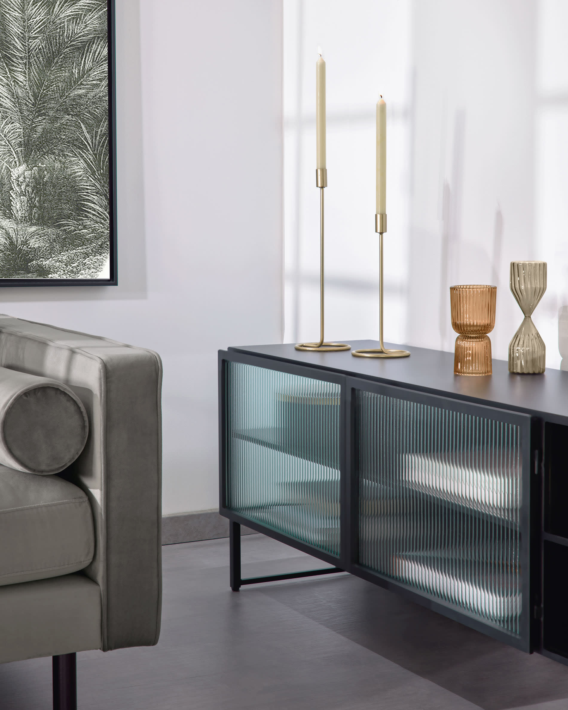 Eleganter Kerzenhalter aus natürlichem Material, ideal für eine stilvolle und warme Atmosphäre in jedem Raum.