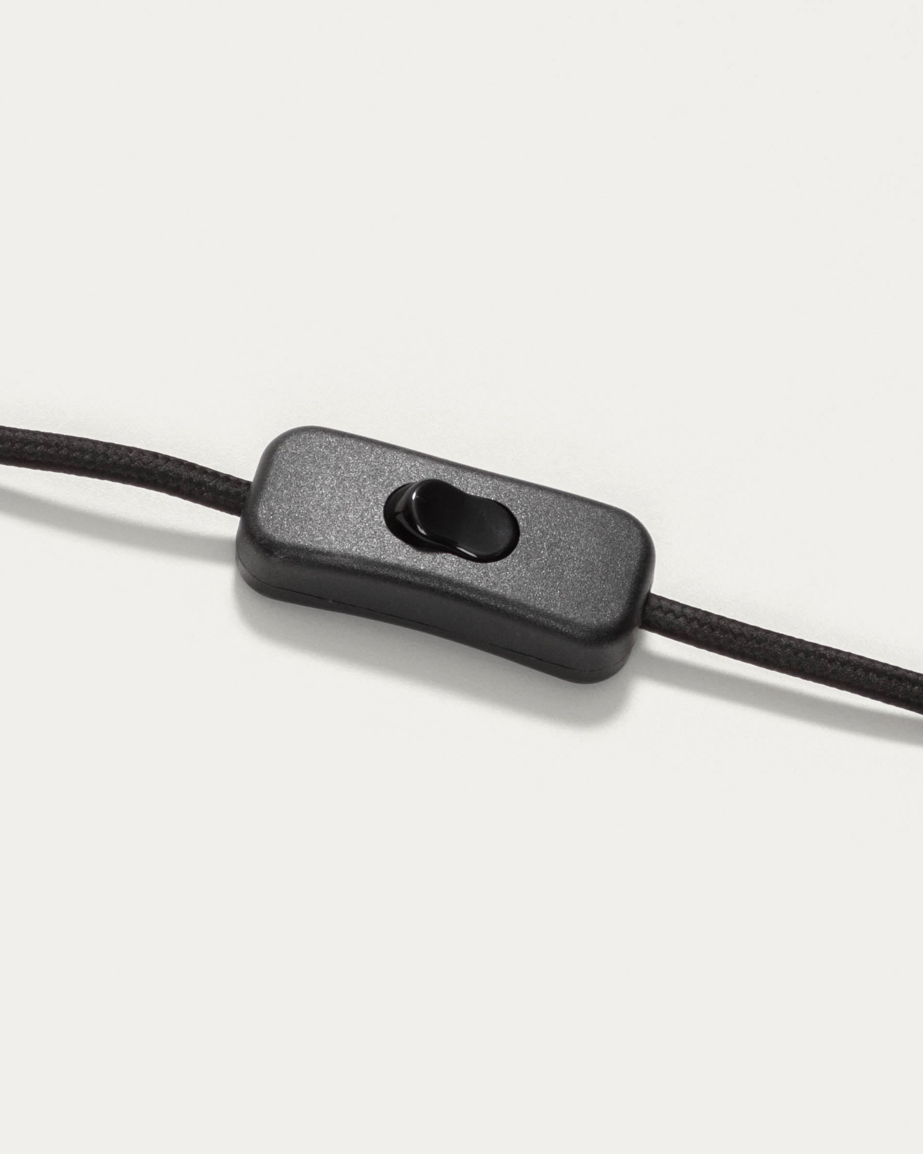 Die Aleyla Tischlampe von Kave Home besticht durch ihre elegante kastanienbraune Metalloberfläche und modernes Design, ideal für jeden Raum.