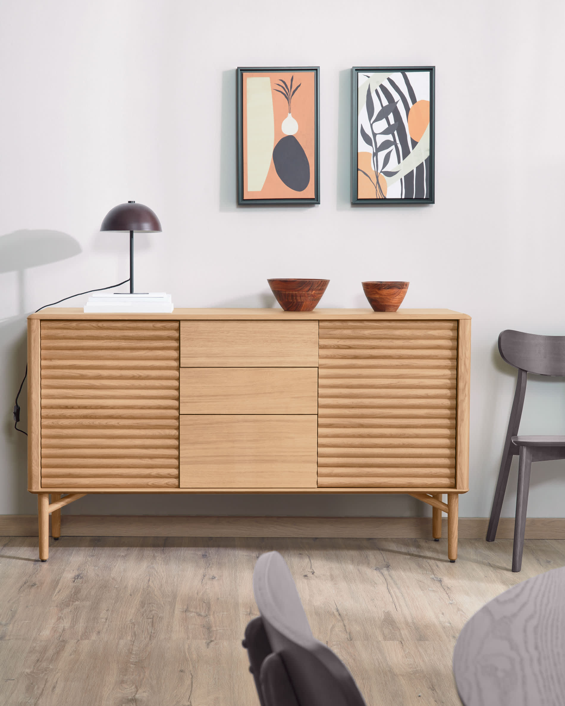 Die Aleyla Tischlampe von Kave Home besticht durch ihr elegantes Design aus Metall mit kastanienbrauner Oberfläche.