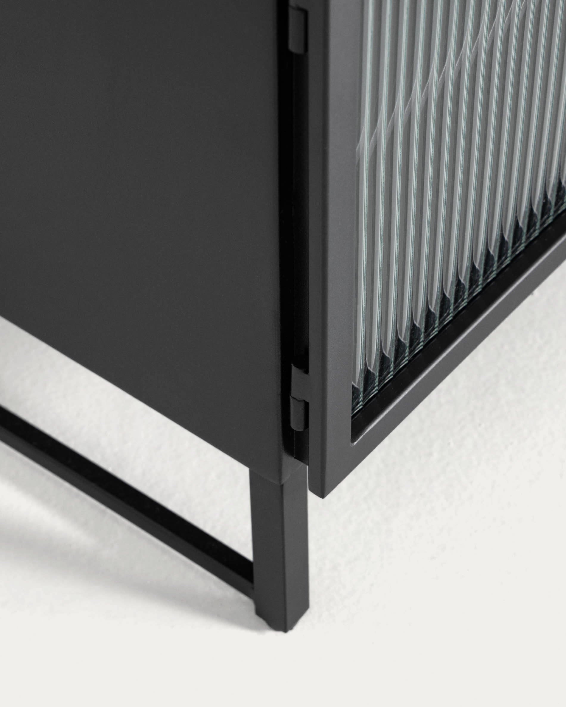 Eleganter Nachttisch aus schwarzem Stahl, 45 x 58 cm, von Kave Home. Perfekt für moderne Schlafzimmer und stilvolle Wohnräume.