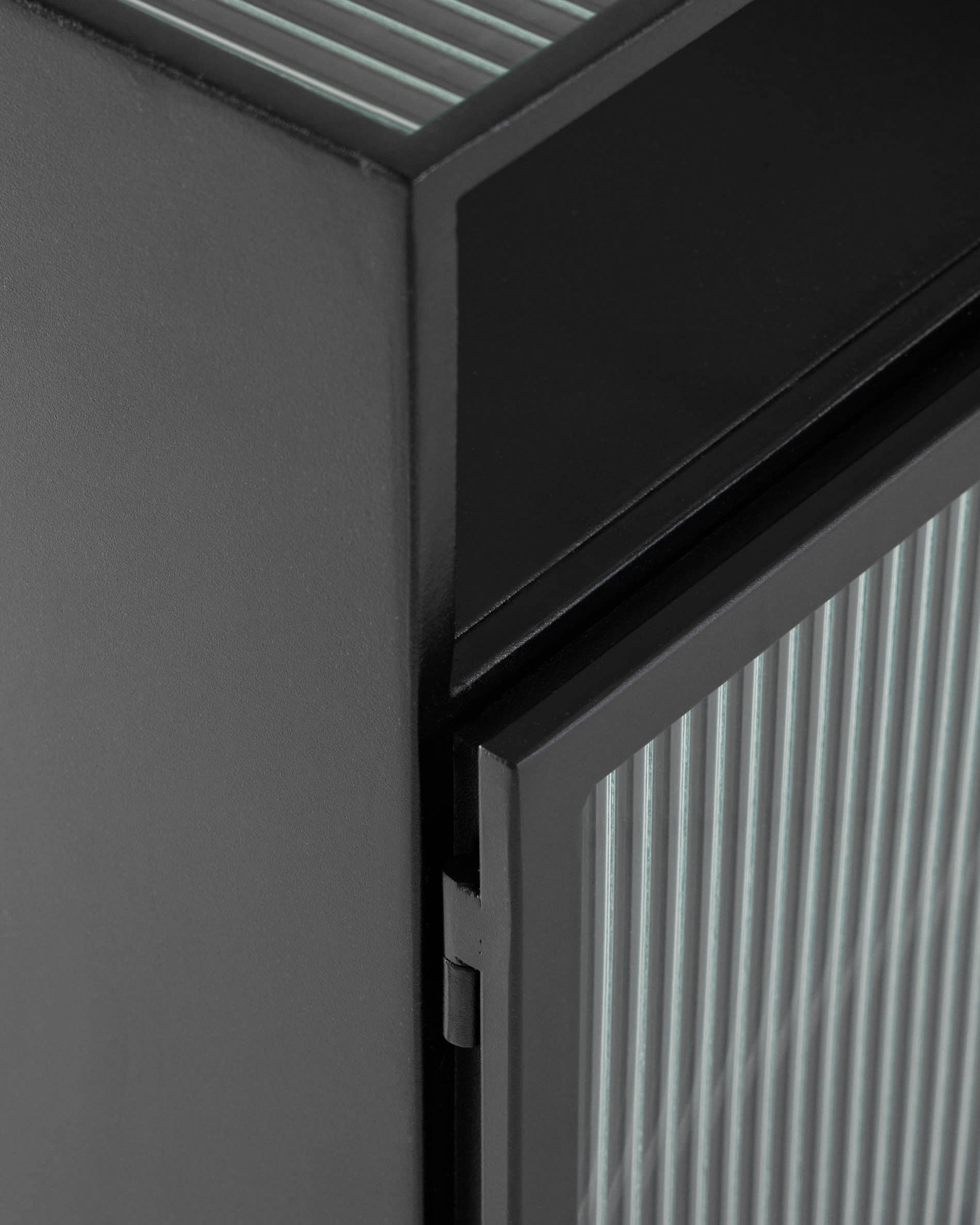 Eleganter Nachttisch aus schwarzem Stahl, 45 x 58 cm, von Kave Home. Perfekt für moderne Schlafzimmer und stilvolle Wohnräume.